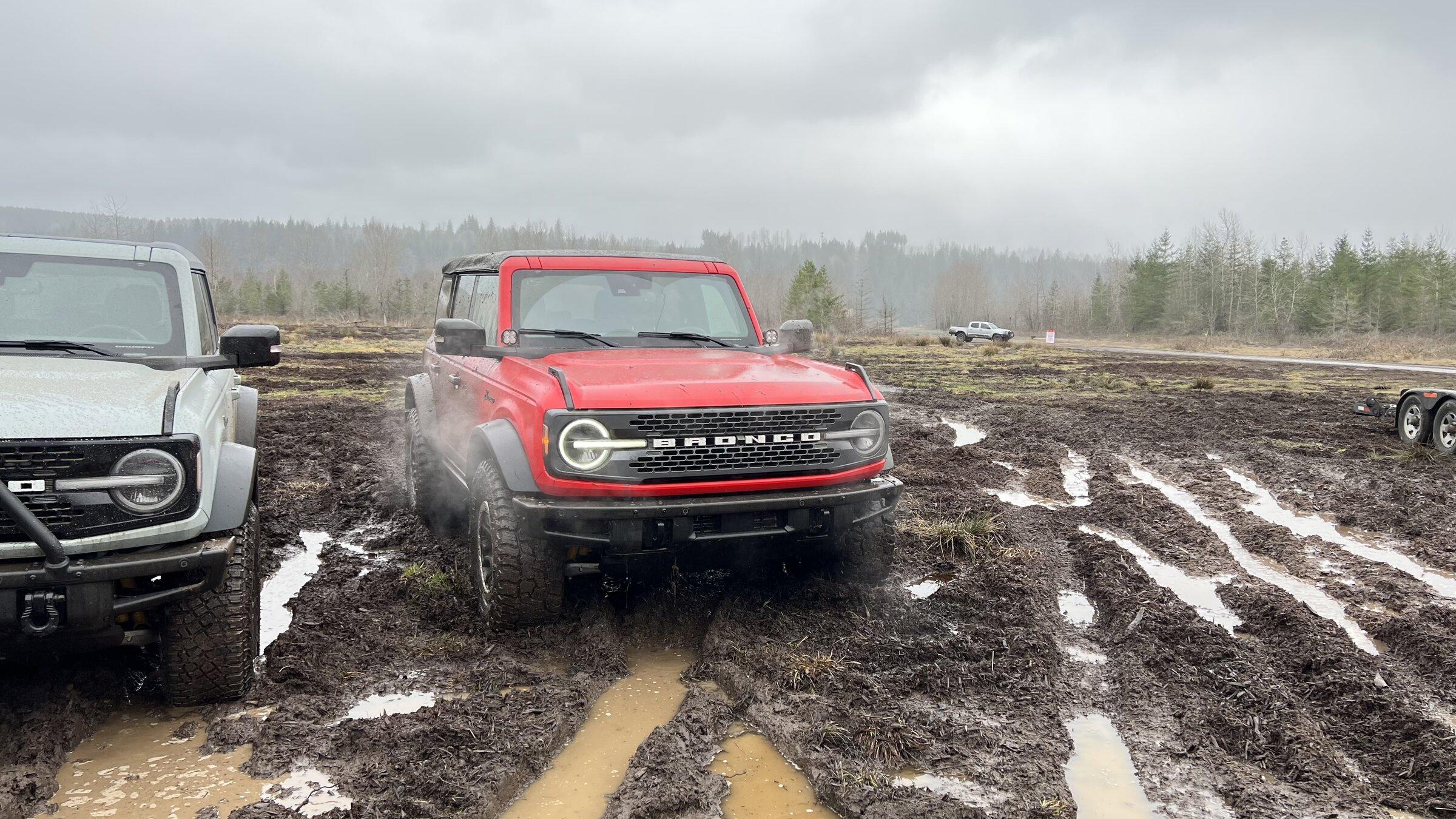 Ford Bronco RACE RED Bronco Club 1C34F9A7-2A2D-418C-896C-1DF70D9CCDBF