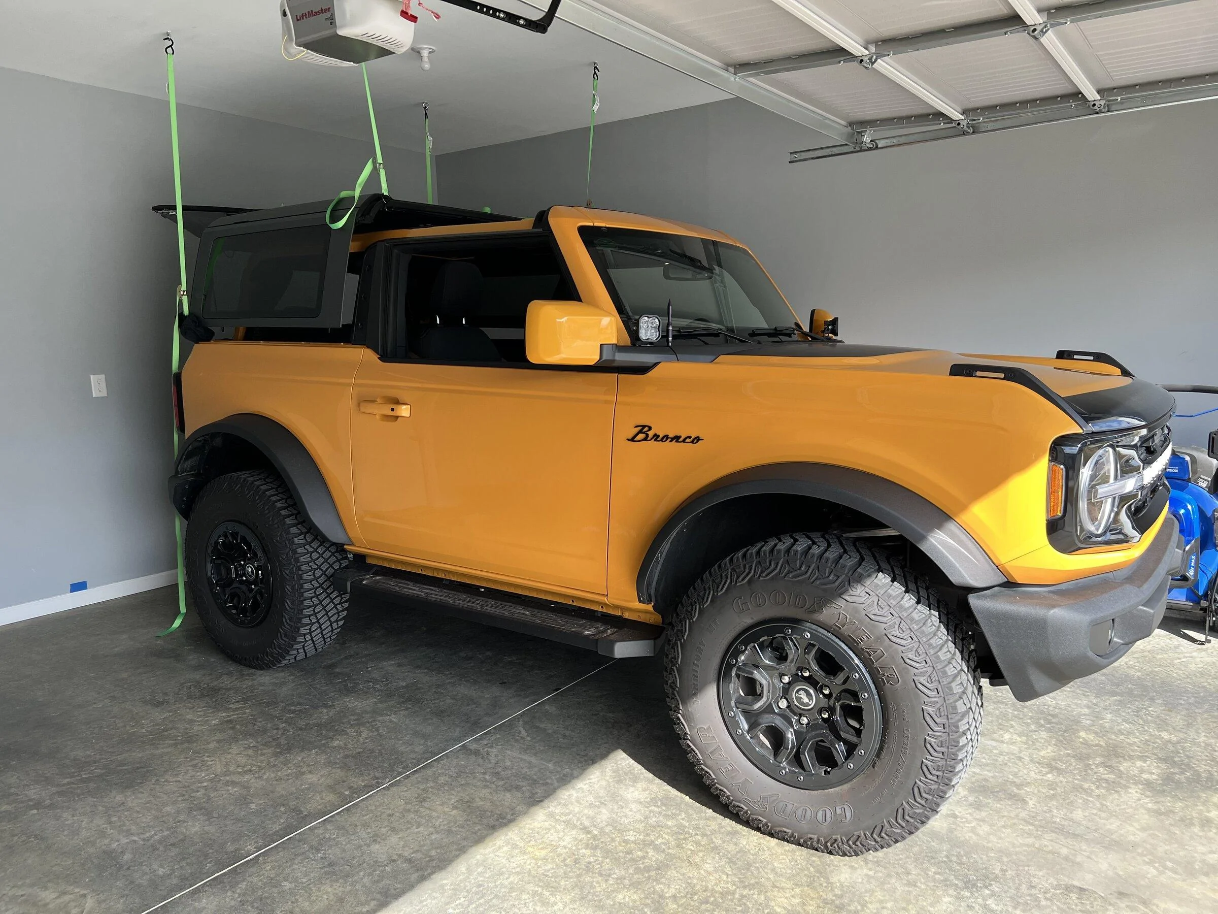 Ford Bronco Simple Garage Hardtop Removal AC7D7493-E671-4AF3-96F8-05B22D4FF565