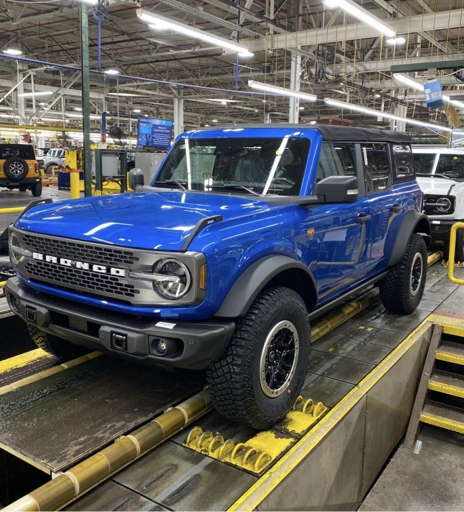 Ford Bronco VELOCITY BLUE Bronco Club E0473875-8872-4BFC-899B-B07CF1C09899