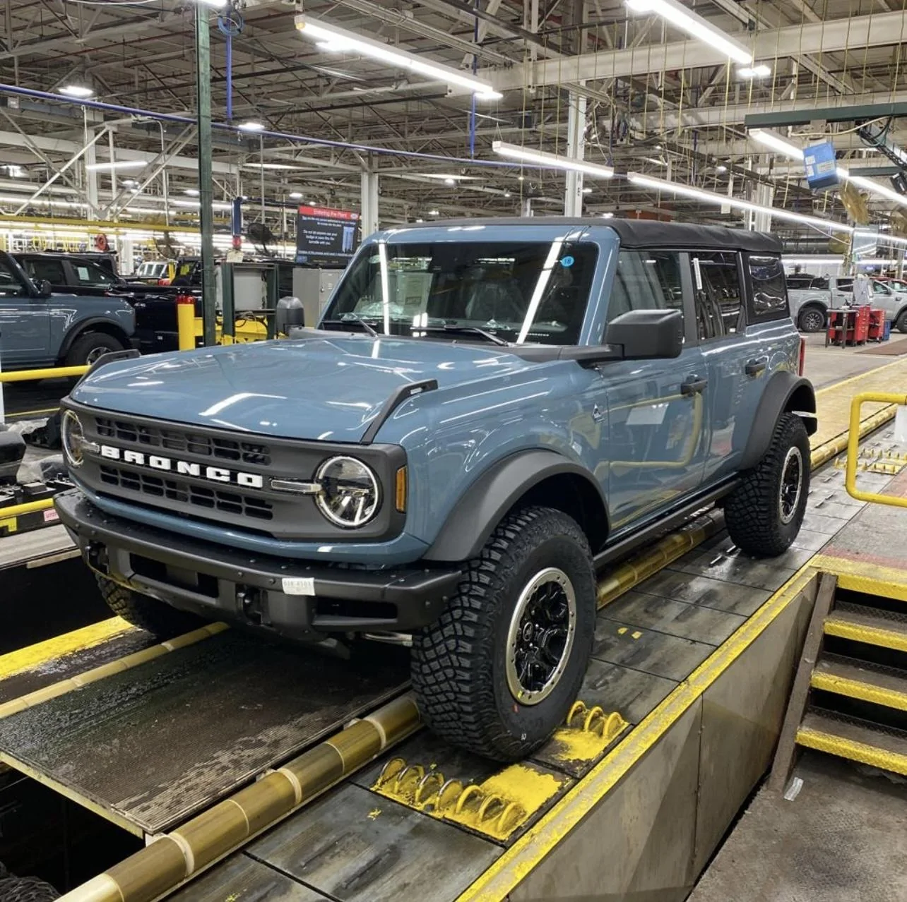 Ford Bronco 02/07/2022 Build Week Group DDF08100-2BAA-483B-9A5F-8000C7379862