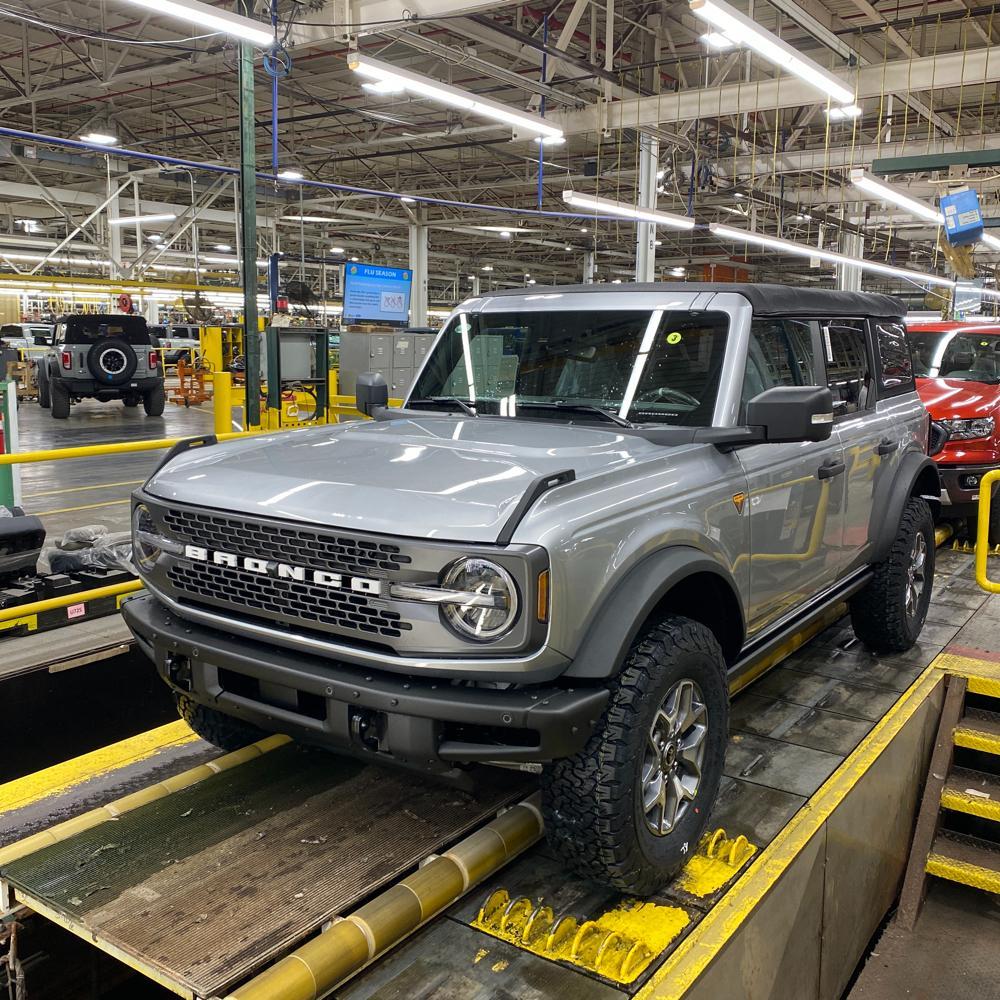 Ford Bronco ICONIC SILVER Bronco Club DDE8642A-B4FE-480D-85ED-CE6A1ED3F7F5