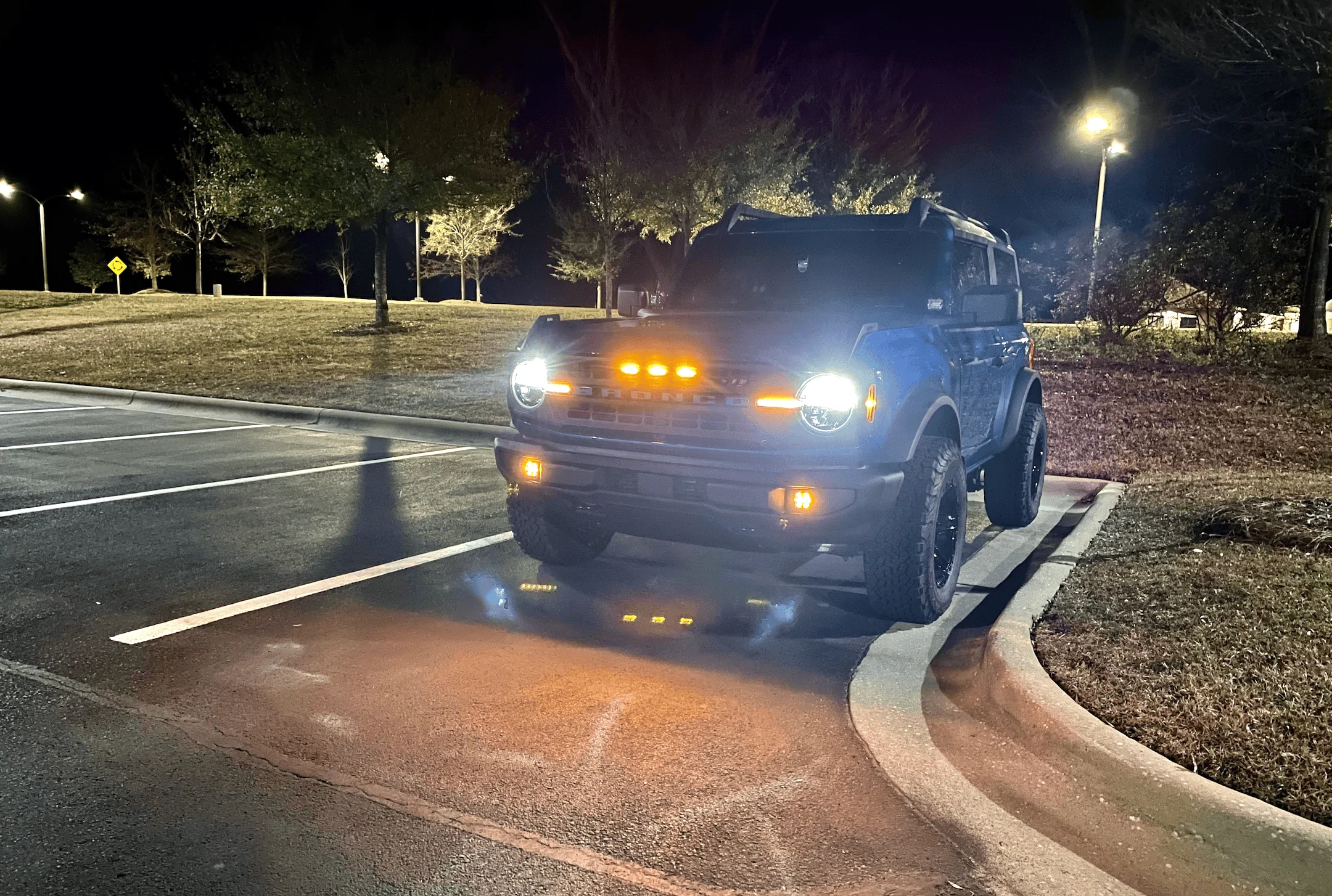Ford Bronco VELOCITY BLUE Bronco Club fog1