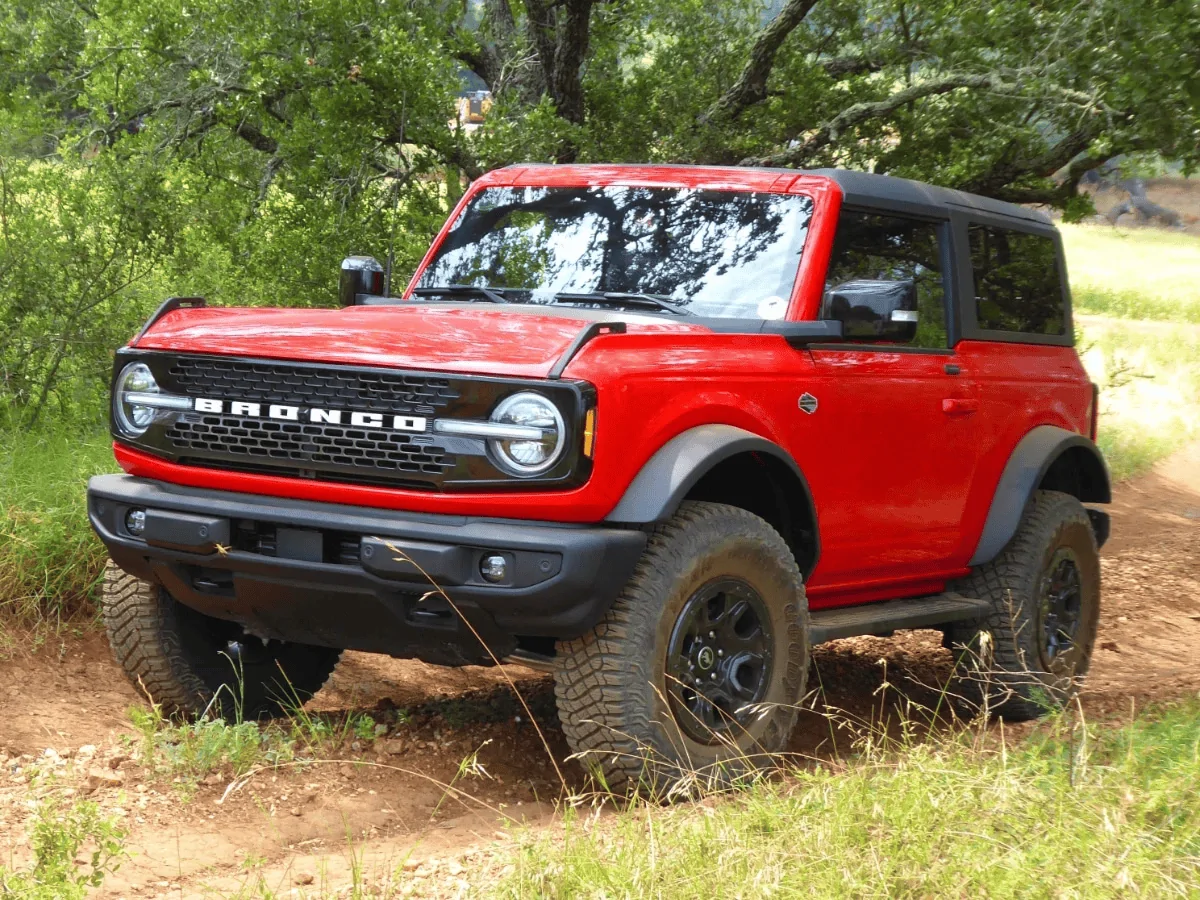 Ford Bronco Capable vs Modular Bumper comparison video 1646018651469