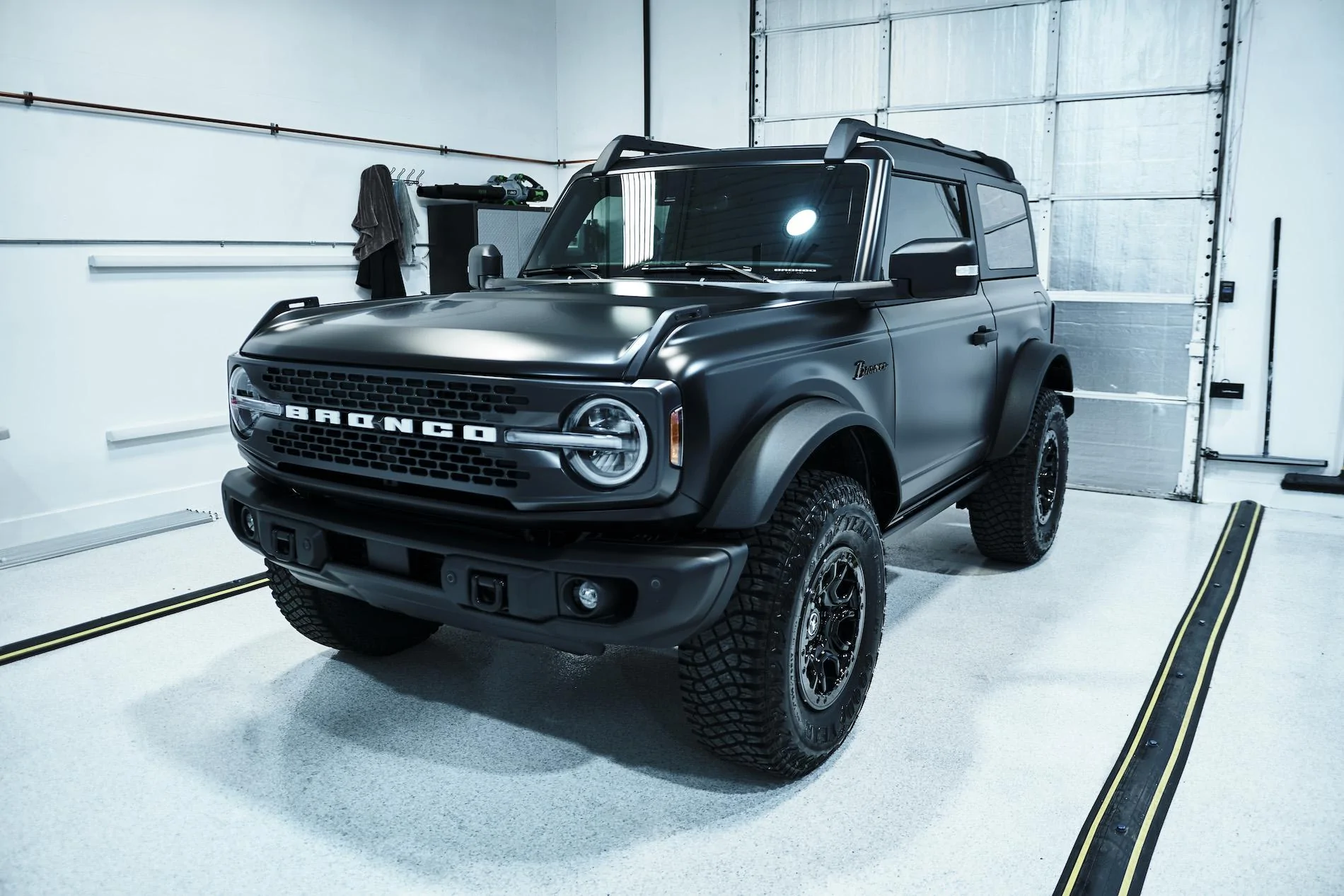 Ford Bronco XPEL Stealth Shadow Black 2DR Badlands with JL Audio Sub Install yMK08u5