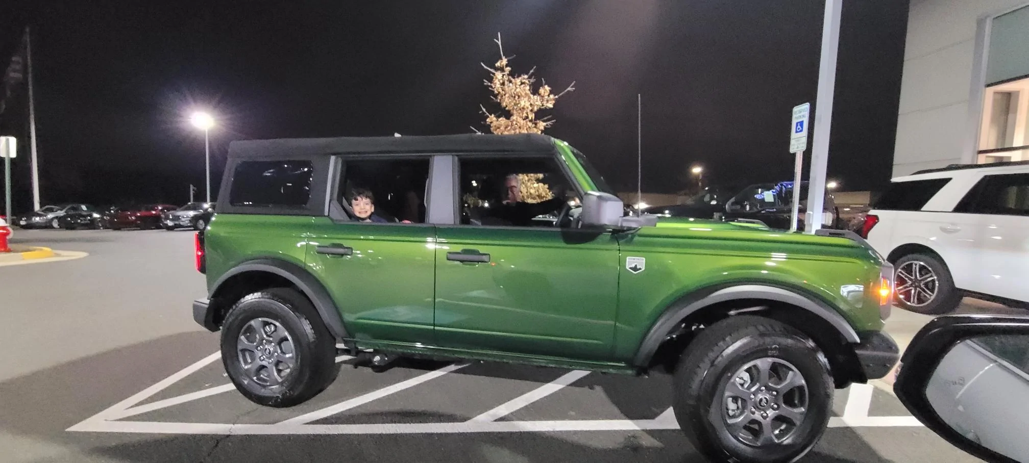 Ford Bronco ERUPTION GREEN Bronco Club Resized_20220301_191015
