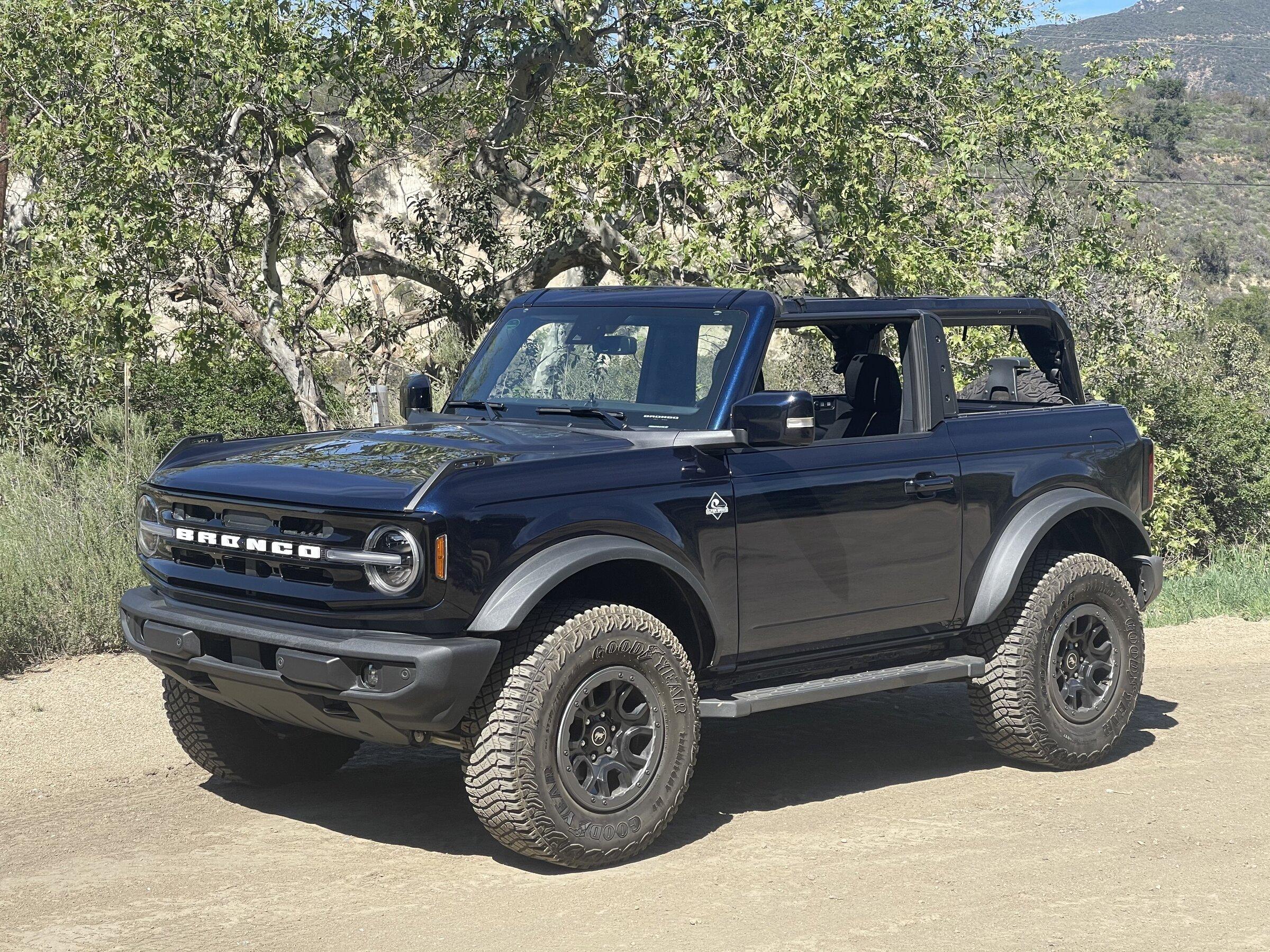 Ford Bronco ANTIMATTER BLUE Bronco Club B7303670-2977-4C91-98E1-277622A5E55C