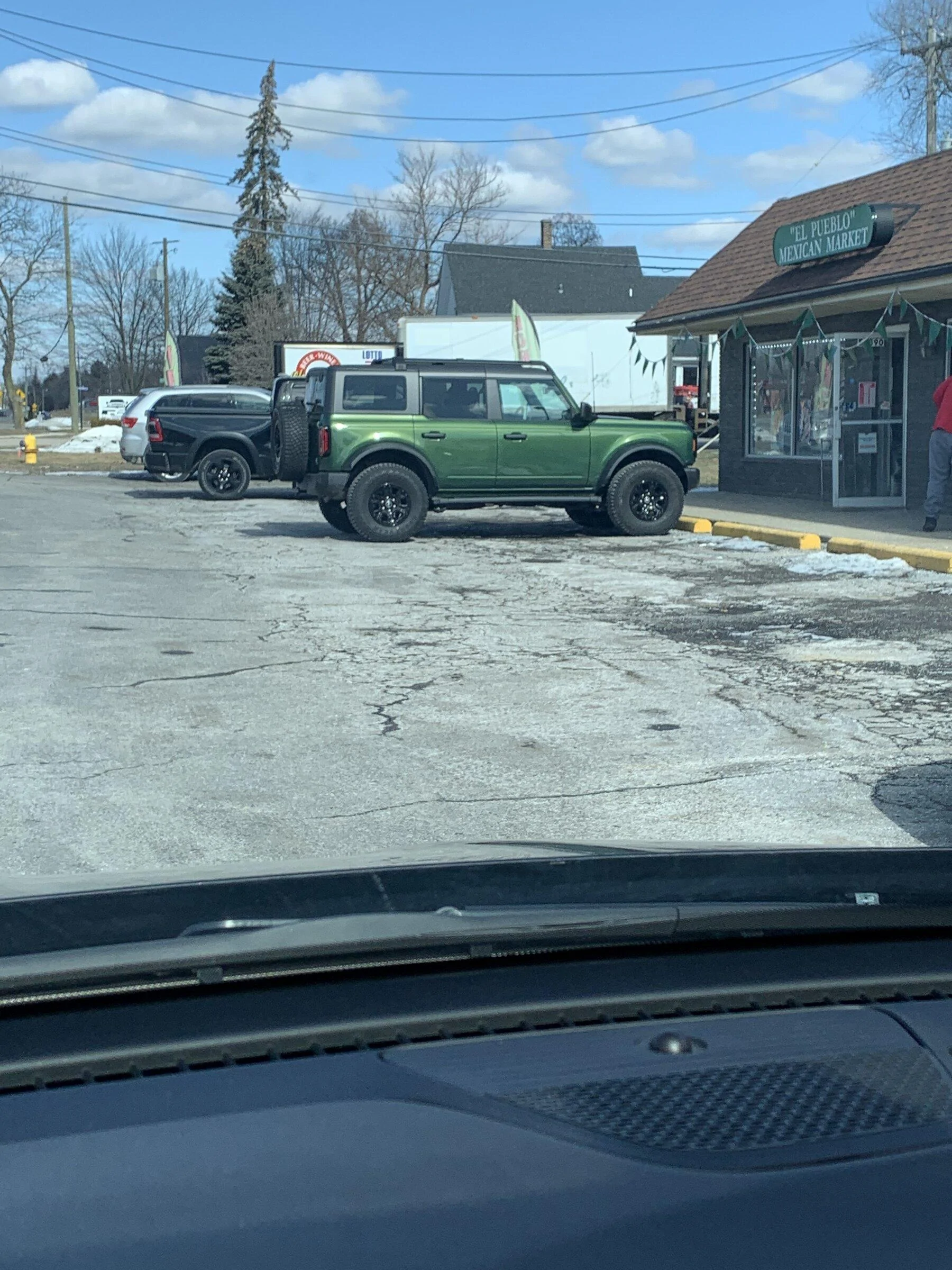 Ford Bronco ERUPTION GREEN Bronco Club 28CF6911-E12B-484E-945A-4CB9AFC478C7