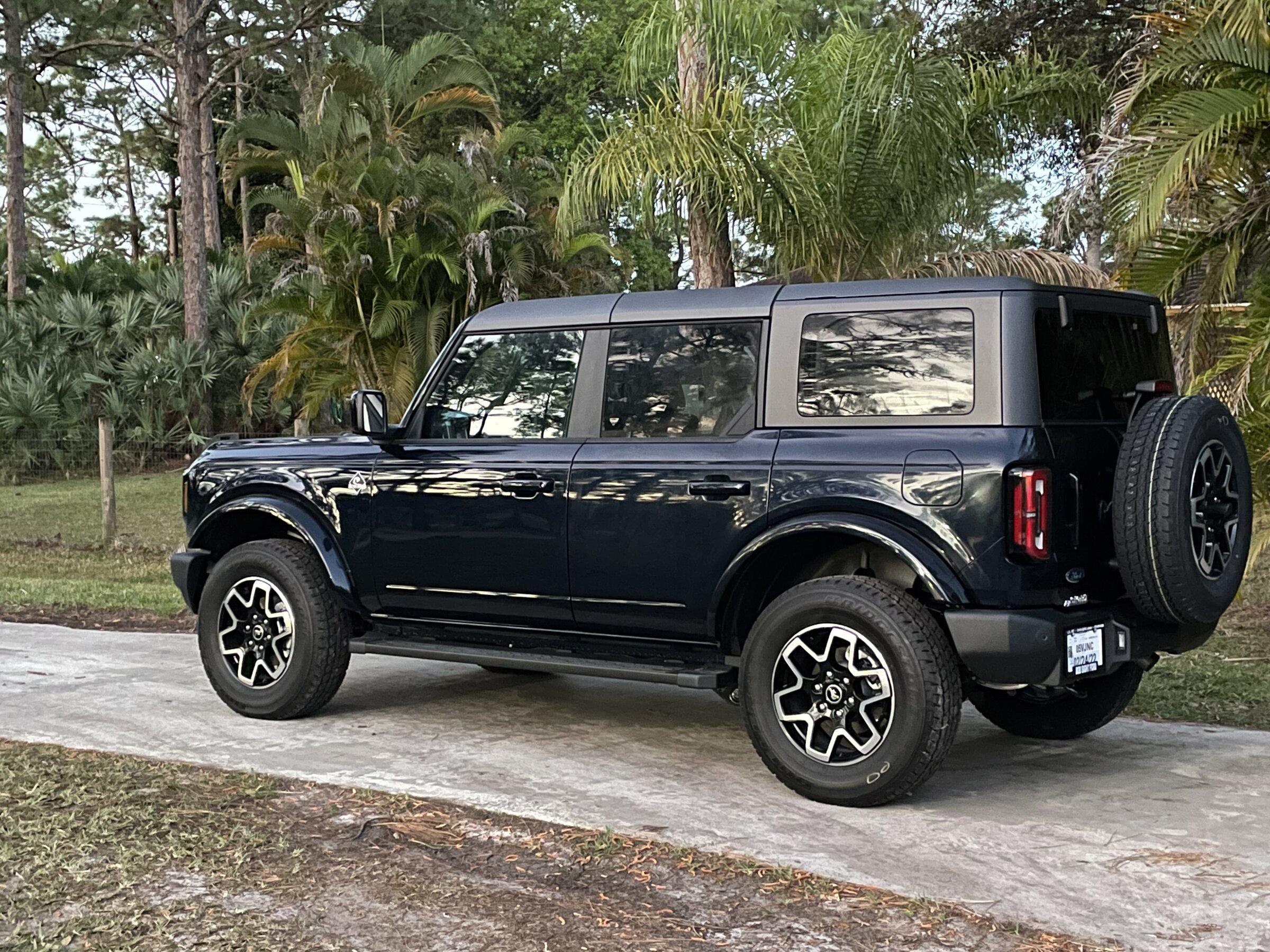 Ford Bronco ANTIMATTER BLUE Bronco Club AE45406D-946C-4B04-9295-7658C0E1F8D4