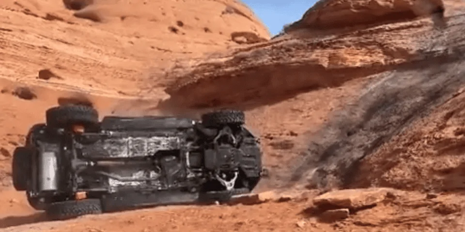 Ford Bronco Rock climbing fail - flipover 6c05c58d7c4bd5dda266a4ee6a5c5a69