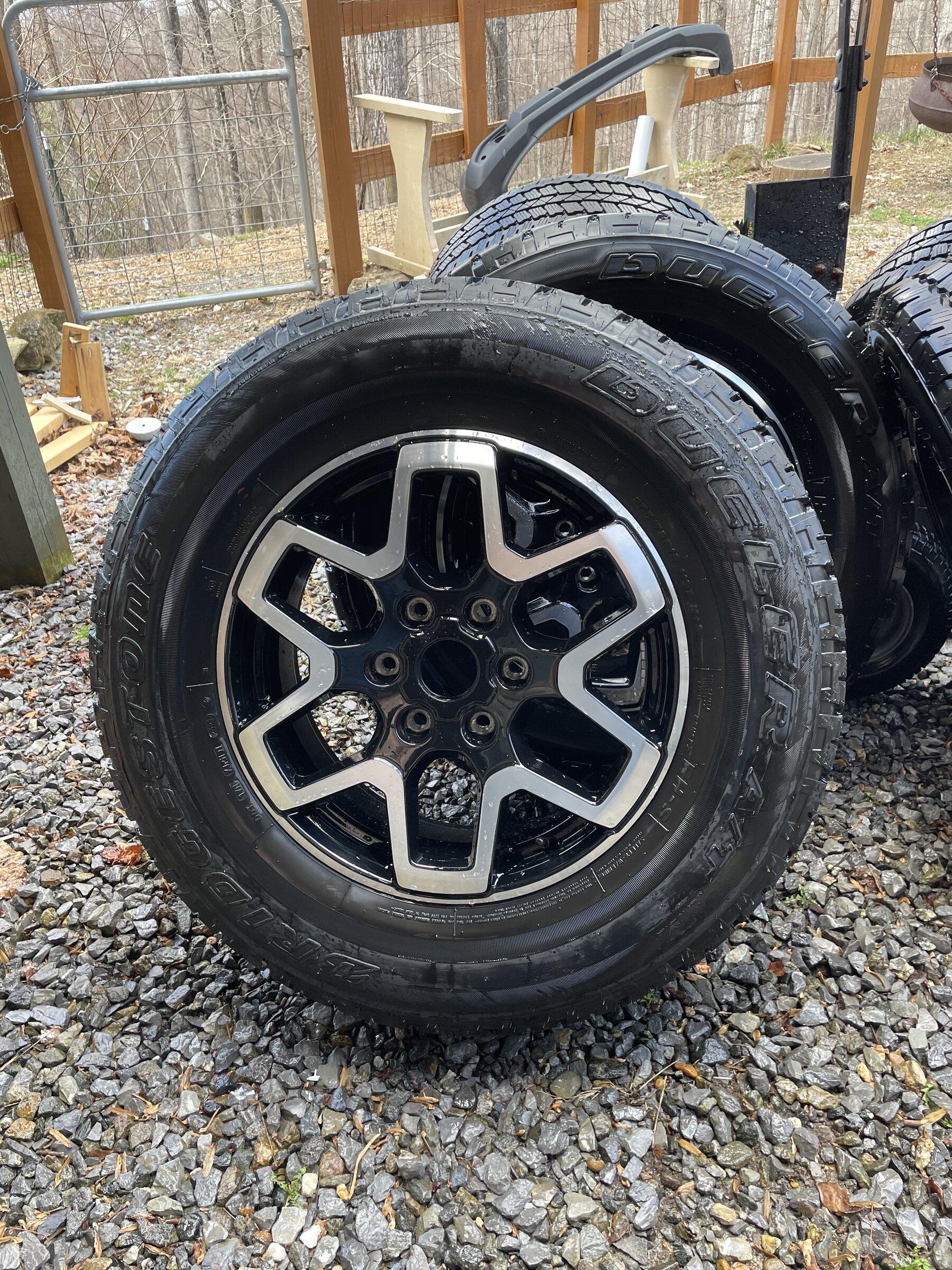 Ford Bronco Outer Banks wheels and tires with TPMS CF677A01-0CF4-41DC-9FCA-CF5810109F7B