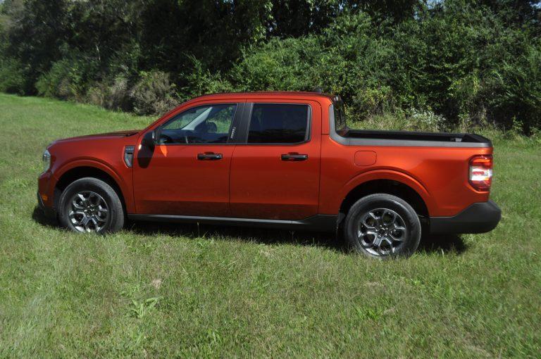 Ford Bronco Velocity Blue vs Hot Pepper Red DSC0024-16-768x510