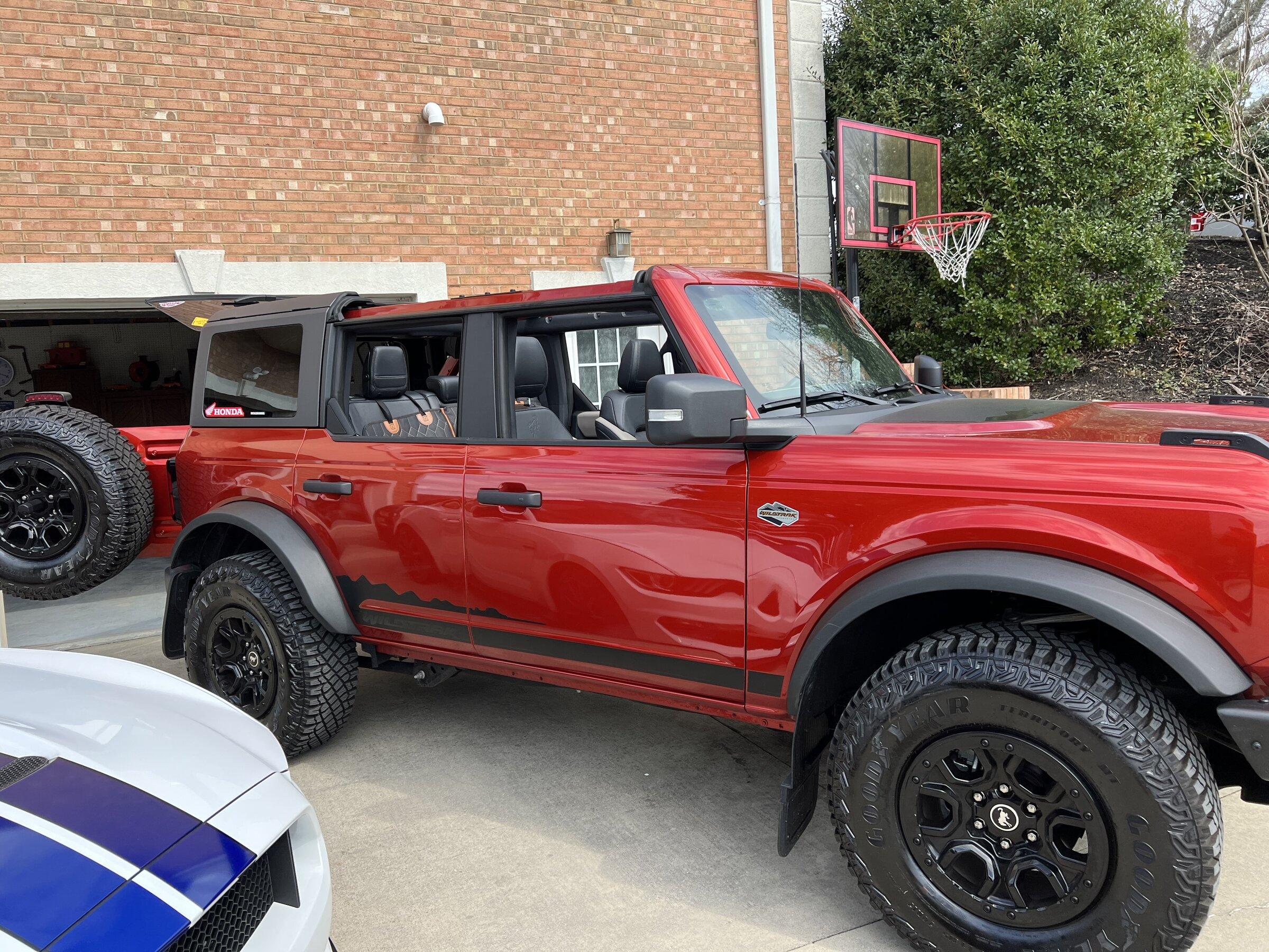 Ford Bronco Velocity Blue vs Hot Pepper Red E6FD45E5-9F11-4C7B-91A5-C7326F75F52A