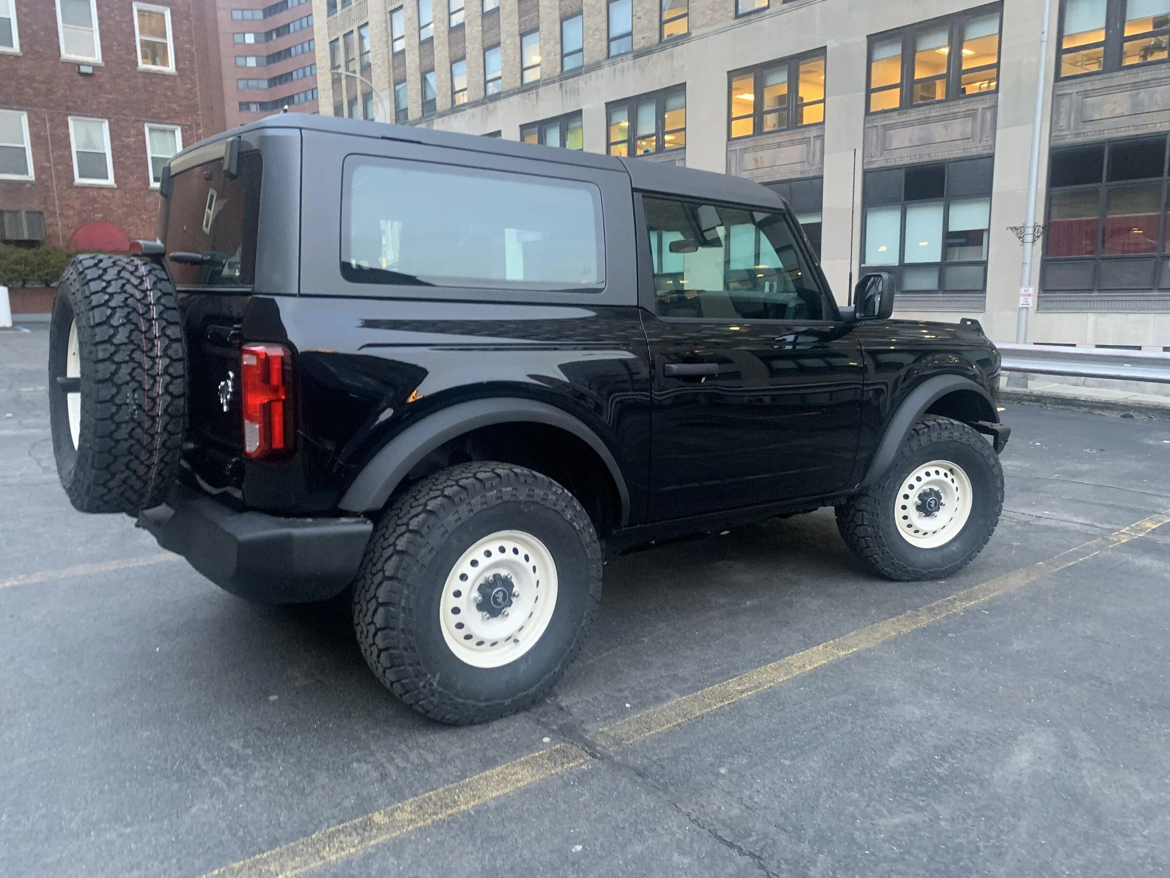 Ford Bronco 2-Door Bronco Glamour Shots? CCAD3391-54A2-4820-BC64-8F1EE6DAD241