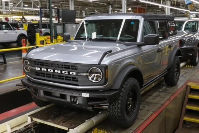 Ford Bronco ICONIC SILVER Bronco Club 1A8C6FE2-D6EA-4992-8B62-5CEDA160EAE5