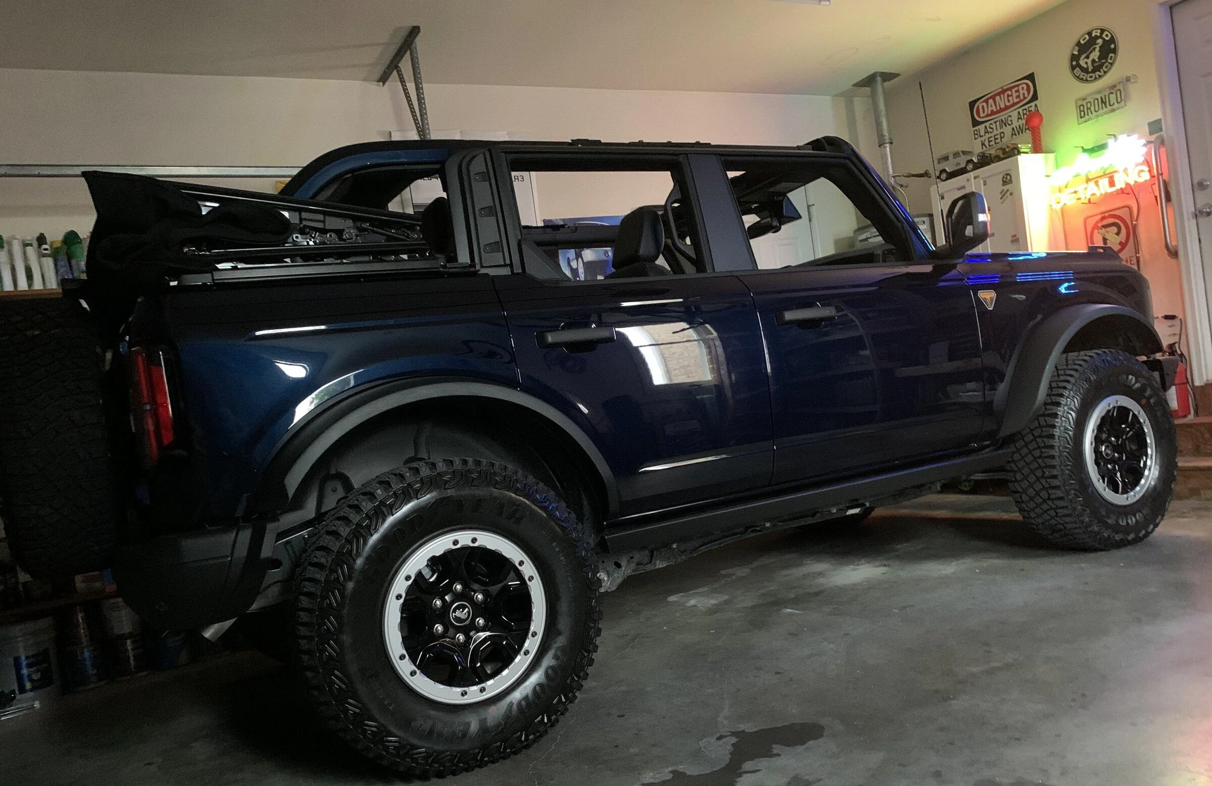 Ford Bronco ANTIMATTER BLUE Bronco Club 928BBC00-EB4C-4EC7-AF89-A4A567BBE4E3