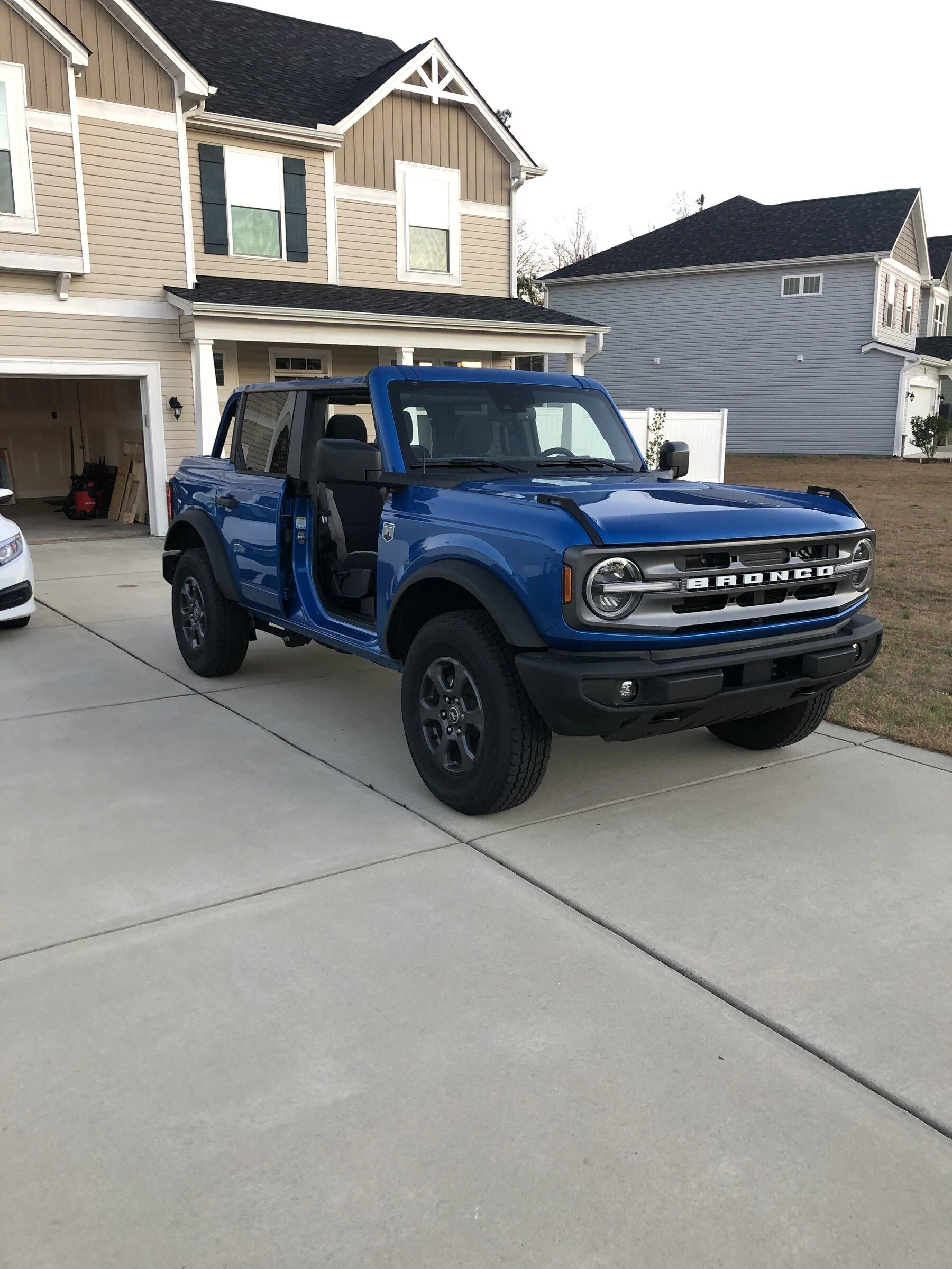 Ford Bronco VELOCITY BLUE Bronco Club 7DCA2825-87D8-49CF-B8E5-0F48AC2A3C2C