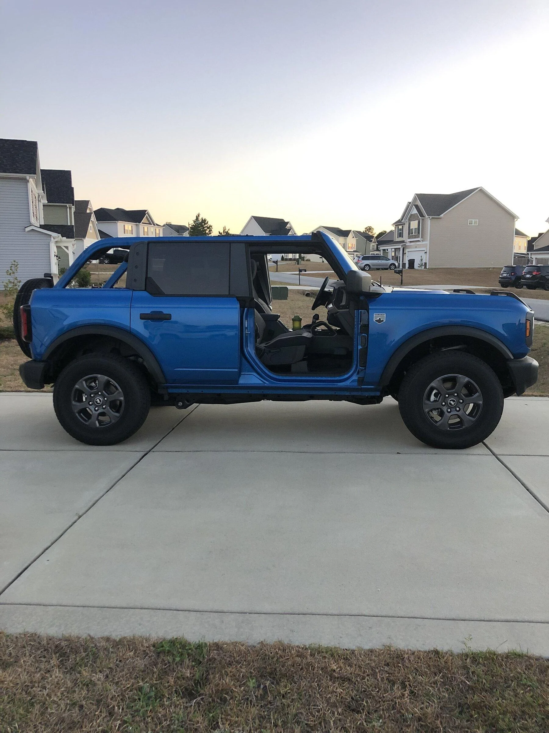 Ford Bronco VELOCITY BLUE Bronco Club CA1F7DAF-1F0D-4790-8D8D-4B493DA10EC4