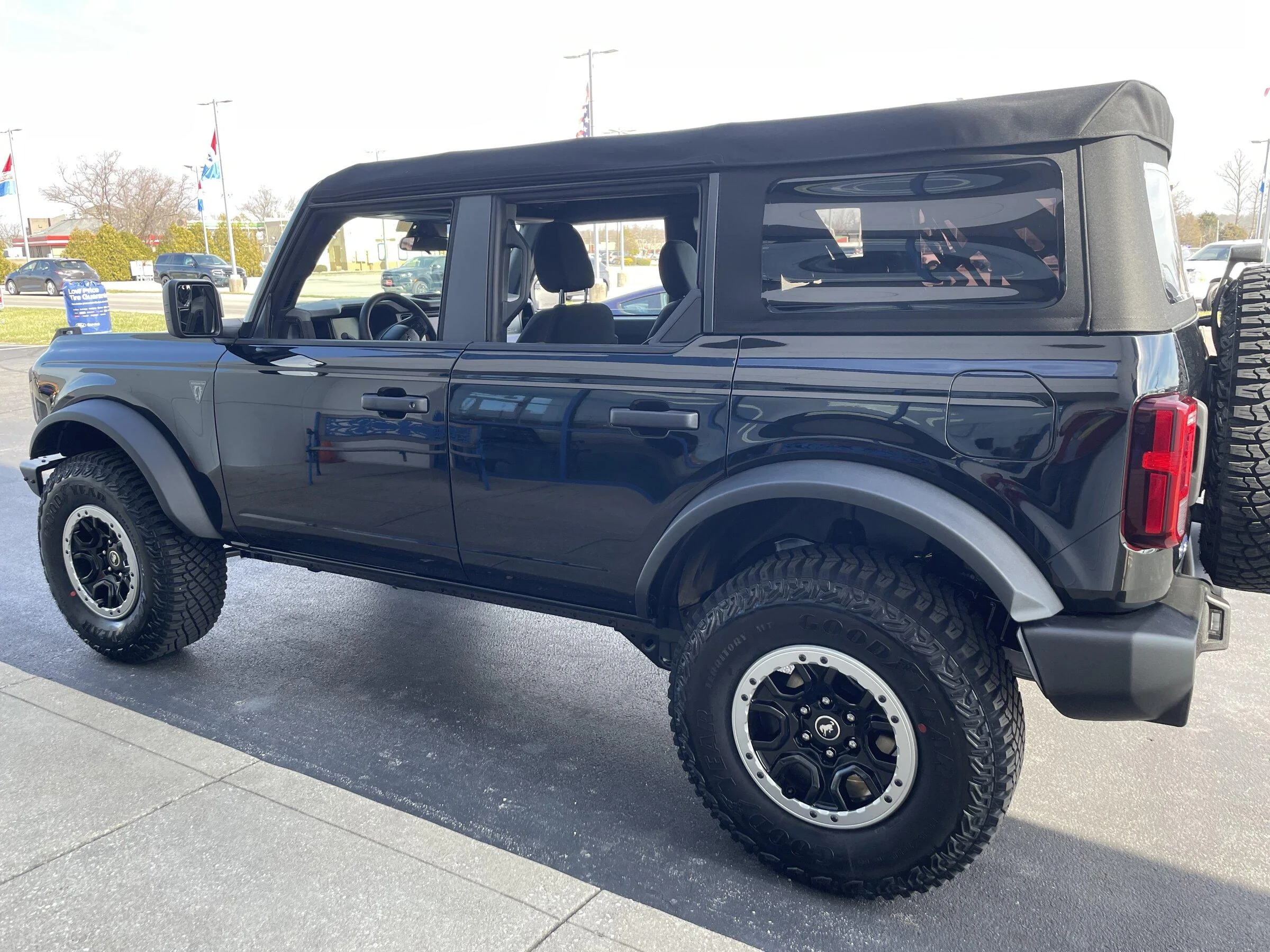 Ford Bronco Black 4 door BaseSquatch 2.3AT 460A70CB-BBAB-41A6-8891-D59A92822760