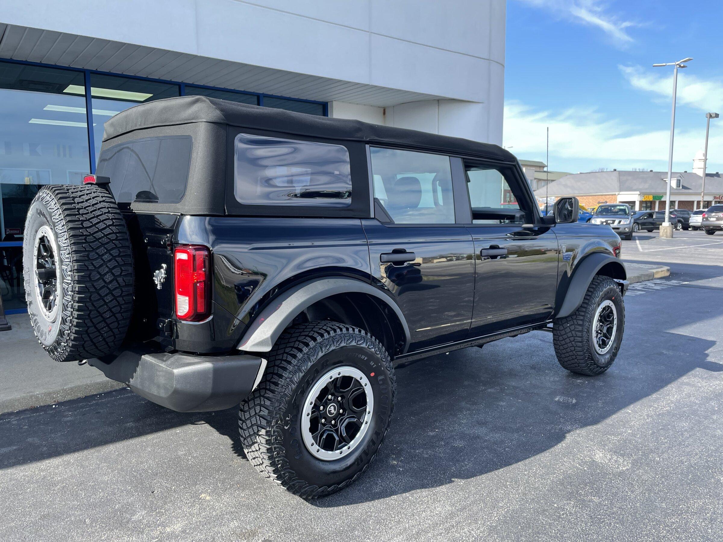 Ford Bronco Black 4 door BaseSquatch 2.3AT 8849509B-B170-47FF-9BD7-45A23EAAD4A3
