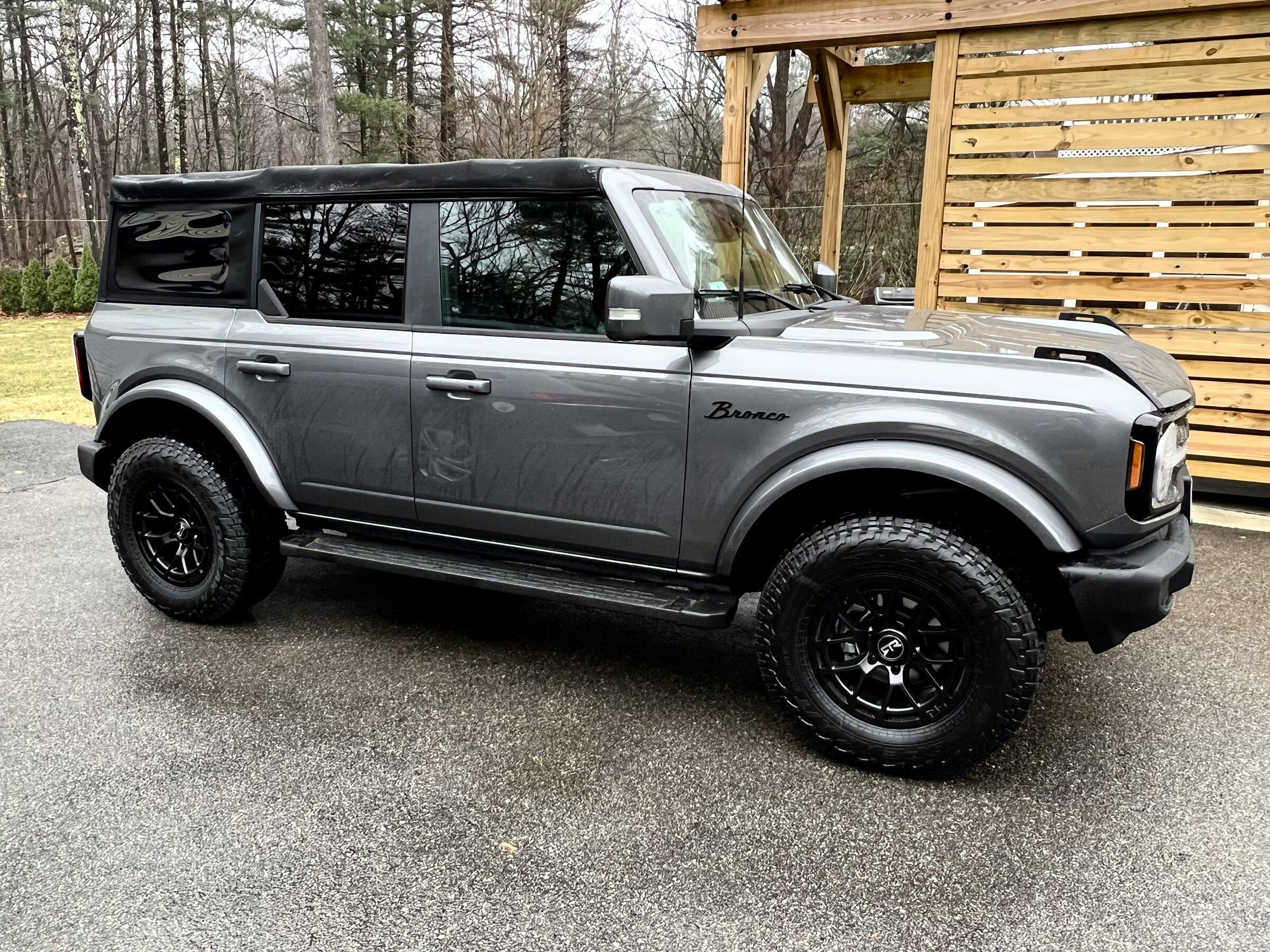 Ford Bronco CARBONIZED GRAY Bronco Club DAD93145-D2F5-4E1D-A716-19D692F54AAA