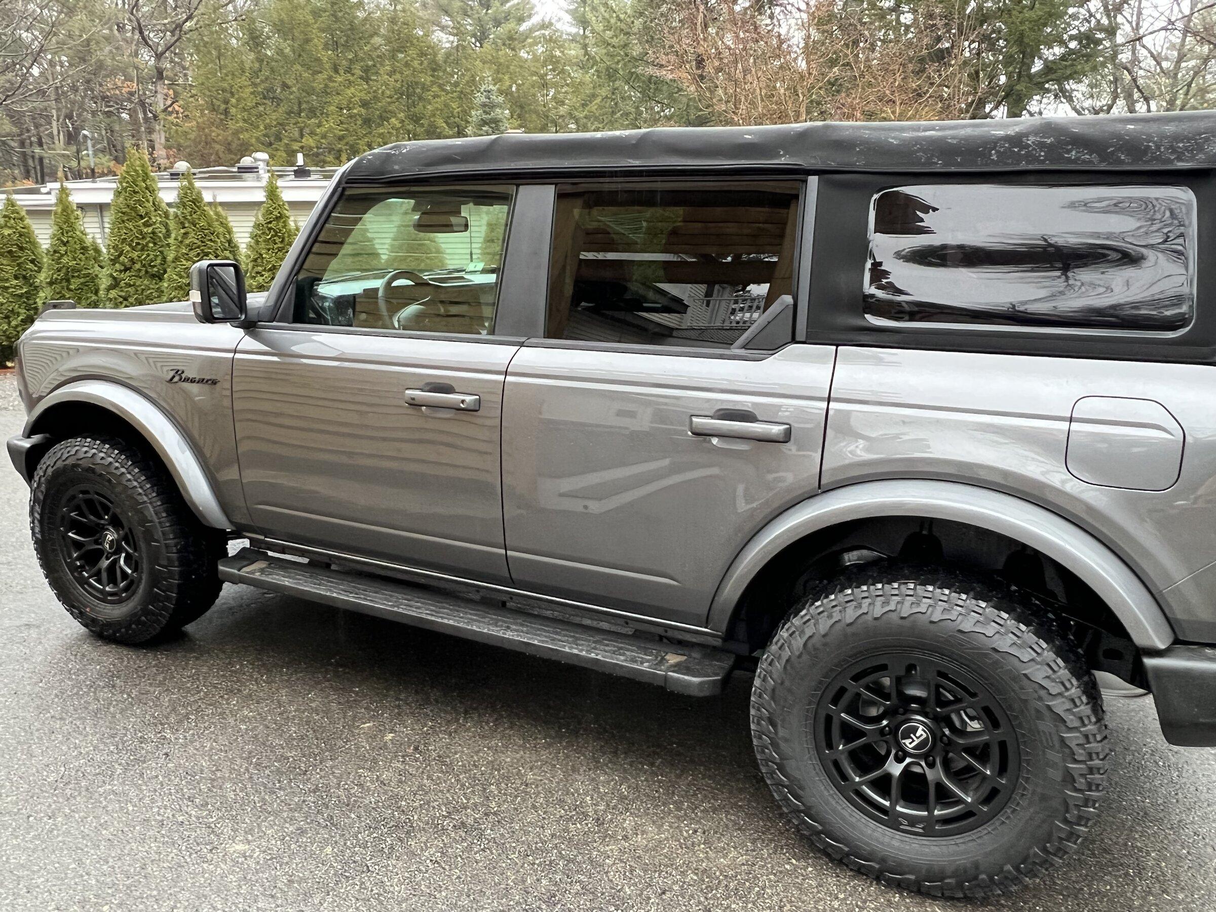 Ford Bronco CARBONIZED GRAY Bronco Club 0551C04F-2871-4D1D-990C-99C97C2A9467