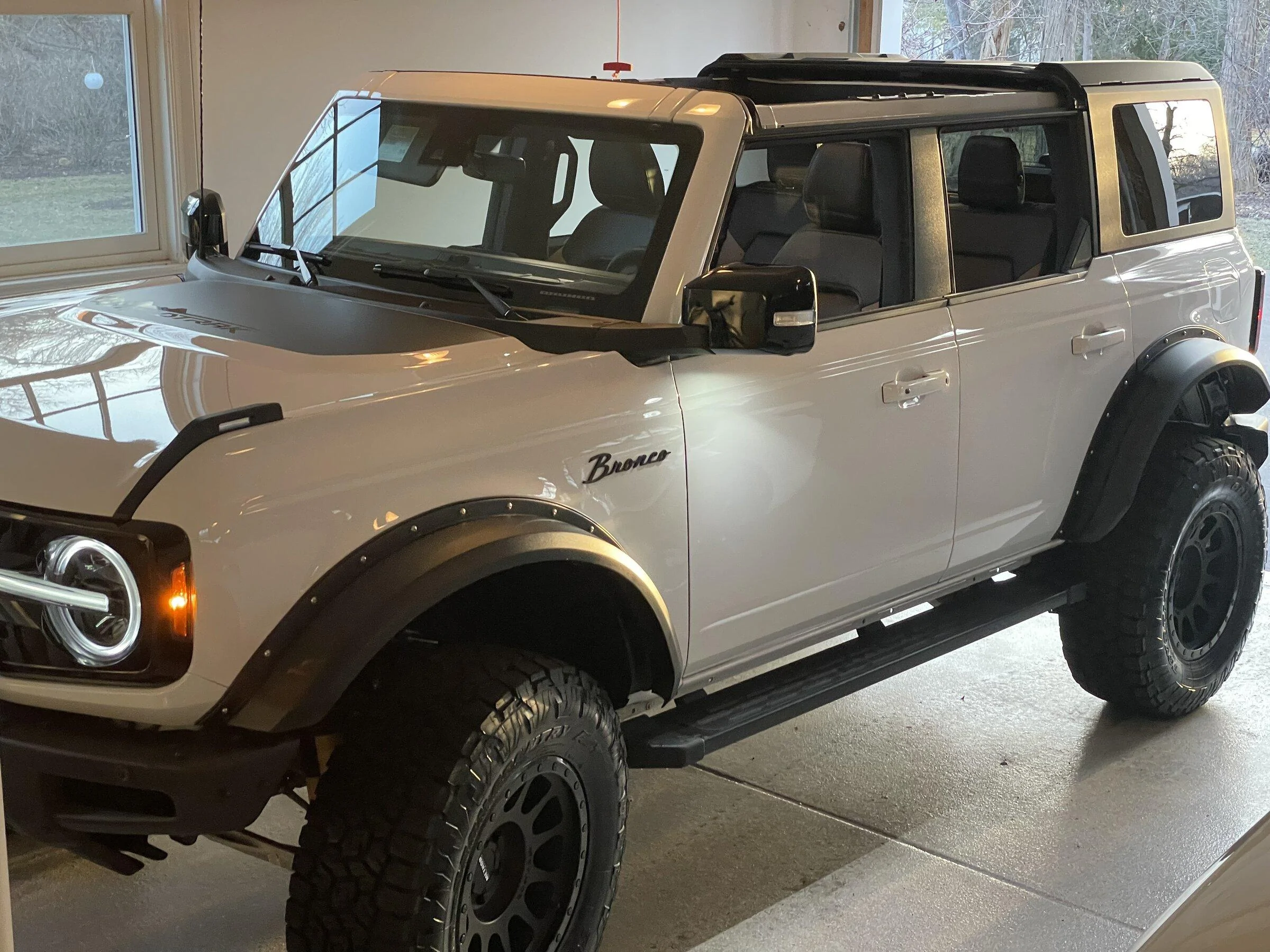 Ford Bronco OXFORD WHITE Bronco Club 06BAAC67-272F-48D0-A310-38D5F8A76EBB