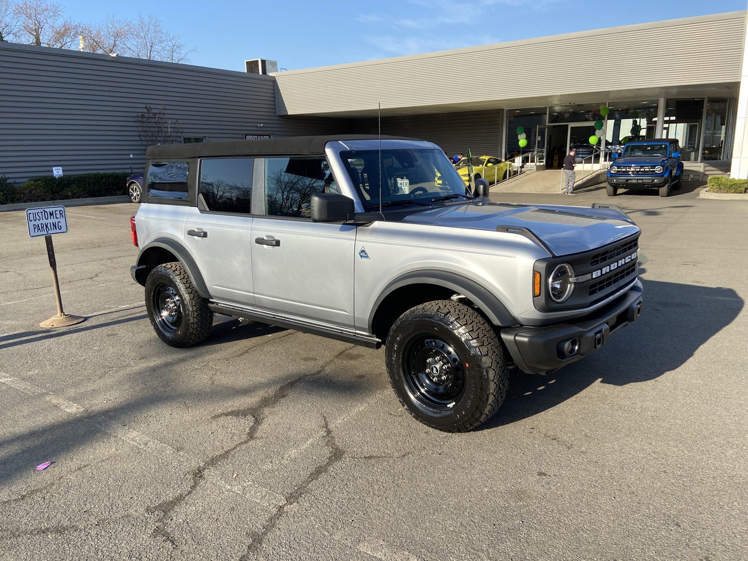 Ford Bronco ICONIC SILVER Bronco Club 09065D8F-5C25-4098-8122-0357844BB5C5