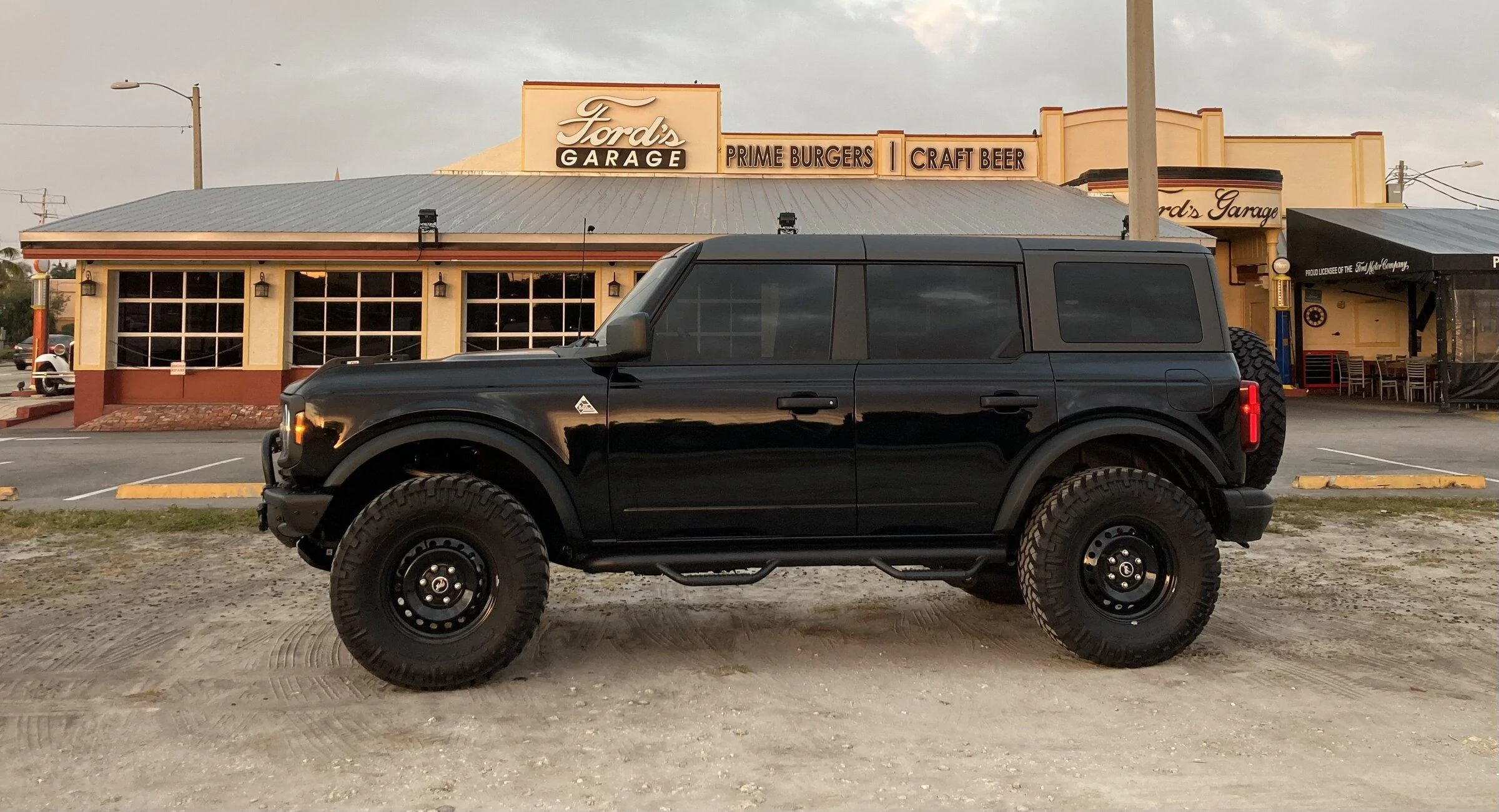 Ford Bronco SHADOW BLACK Bronco Club F8AD1C79-3E53-4883-9A01-68724BFEE778