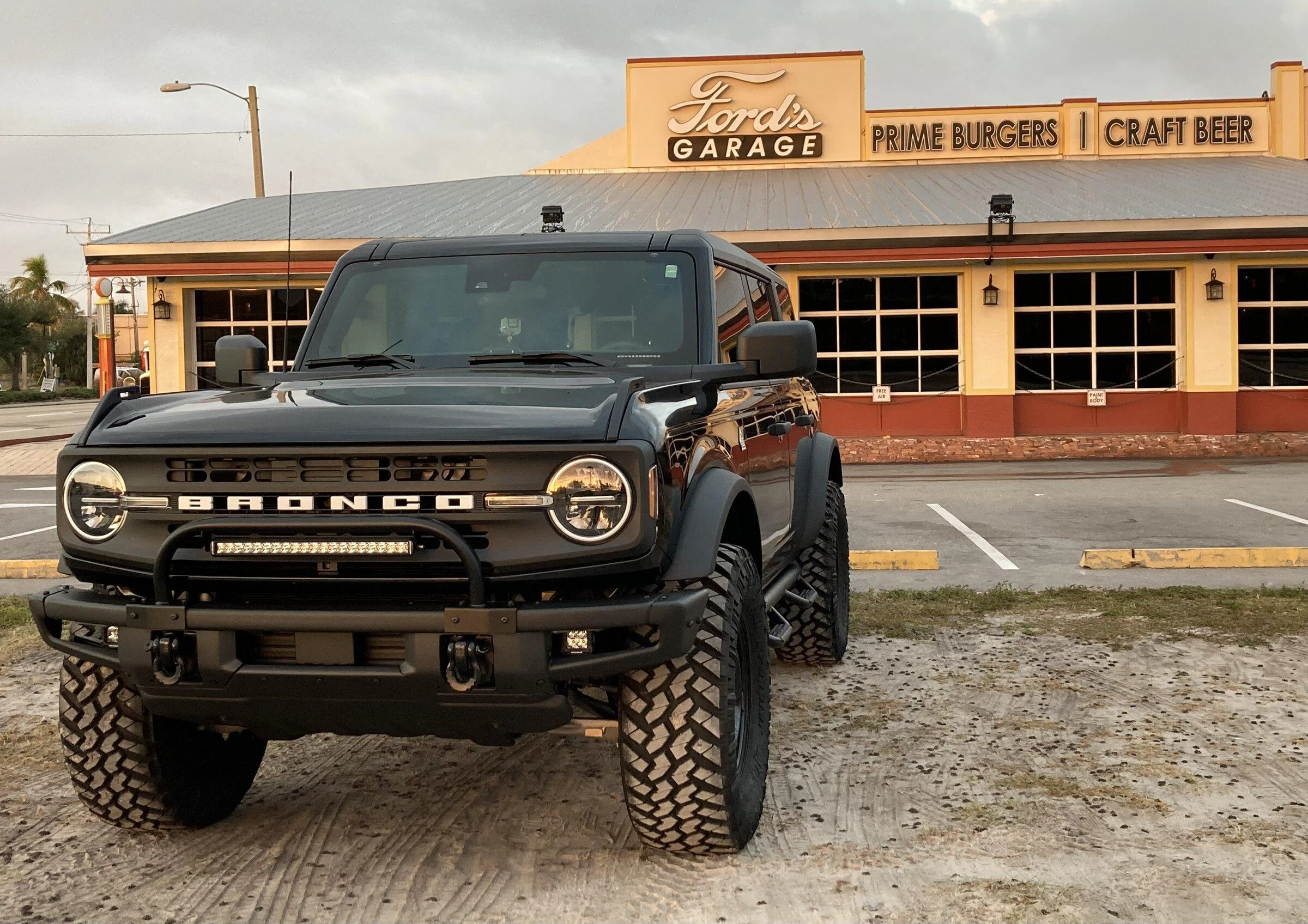 Ford Bronco SHADOW BLACK Bronco Club 6109DD22-47CD-4C45-A073-ACA238A37215