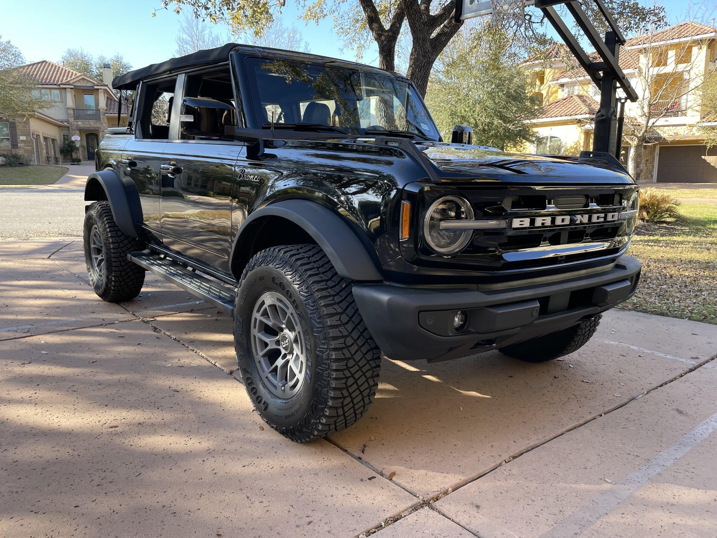 Ford Bronco SHADOW BLACK Bronco Club 642CCC68-7E8C-437F-8EB8-17AD11A48DC0
