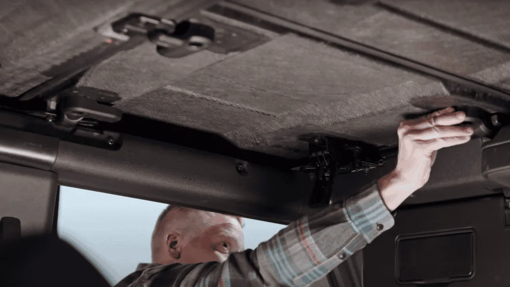 Ford Bronco Run front roof panel without rear. 28B58CEA-2C9F-41D3-B71C-F529CD1EB172