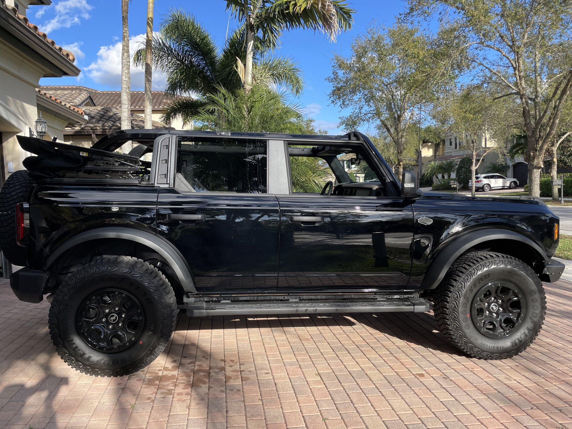 Ford Bronco SHADOW BLACK Bronco Club B7AFB276-6BBA-4FB3-B0C0-525E6E271646