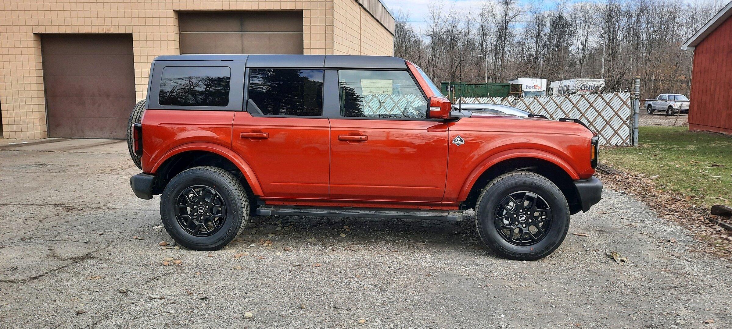 Ford Bronco HOT PEPPER RED Bronco Club bronco-black