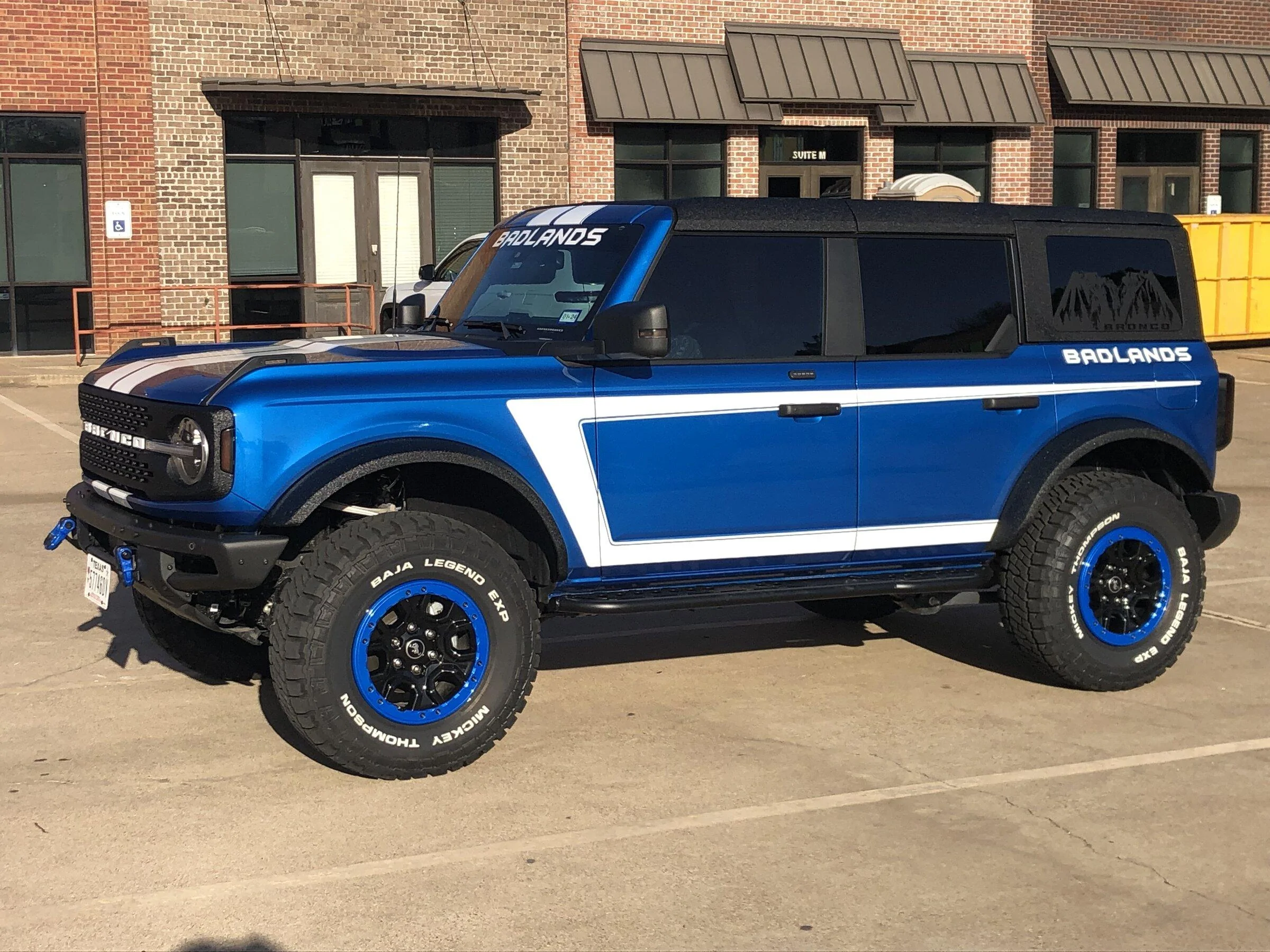 Ford Bronco VELOCITY BLUE Bronco Club 6E362252-936A-4A6E-B72D-B3C0915C4FEE