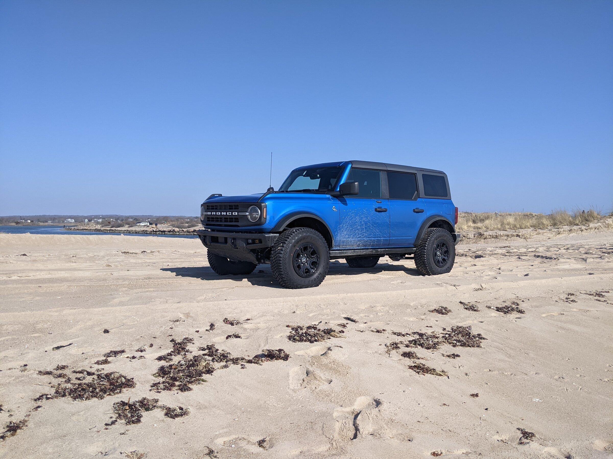 Ford Bronco Velocity Blue vs Hot Pepper Red PXL_20220212_170307266