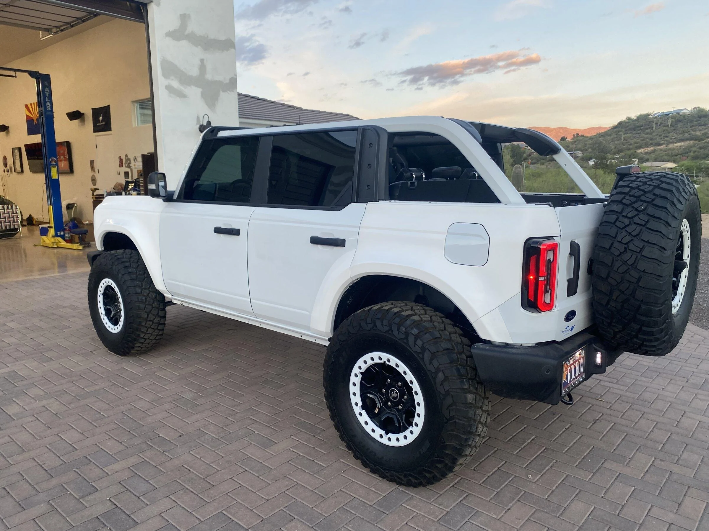 Ford Bronco OXFORD WHITE Bronco Club 54AA2C8C-5278-4DE2-9778-2A0DB0AAEE1D