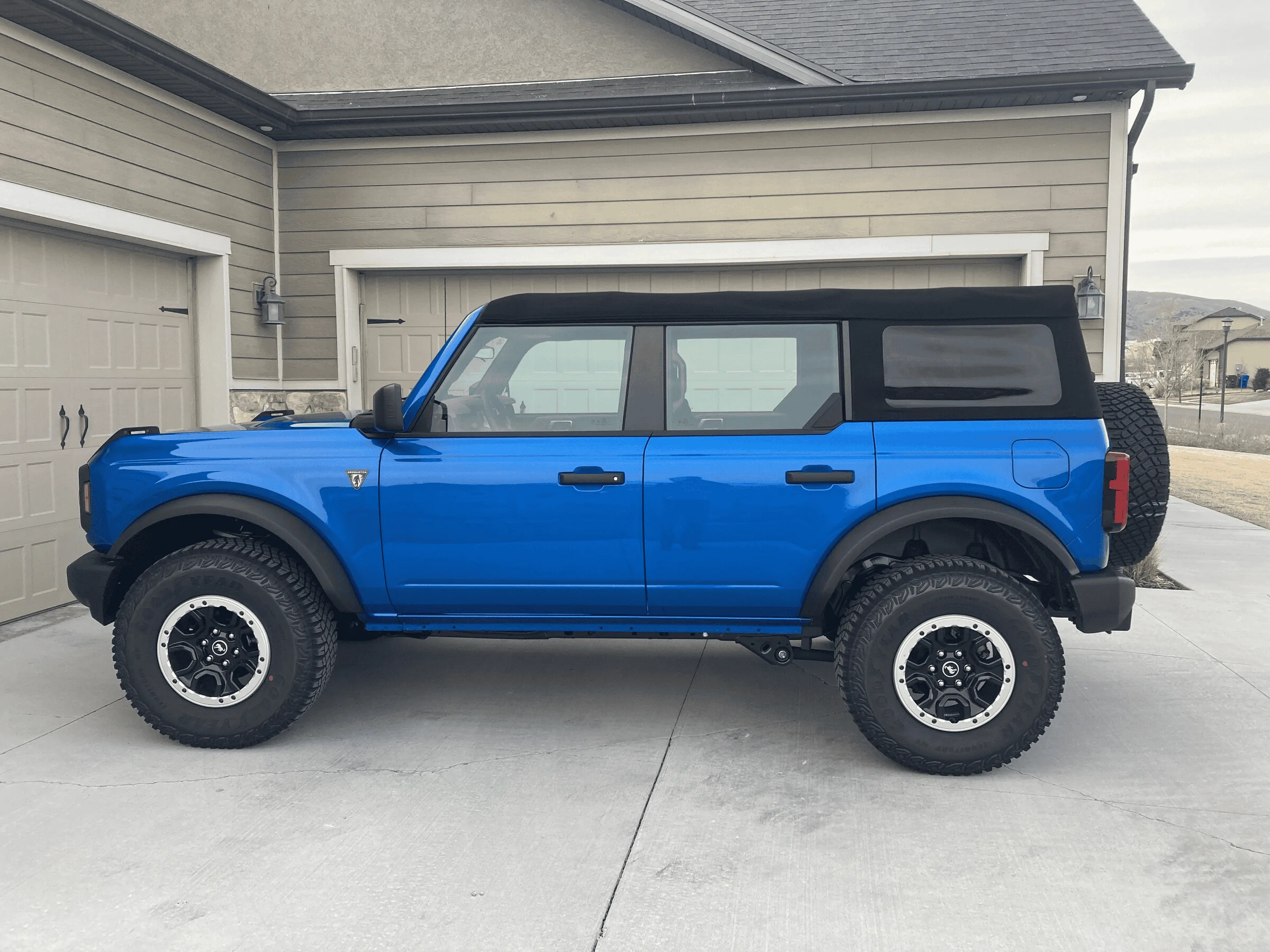 Ford Bronco VELOCITY BLUE Bronco Club 1648650524518