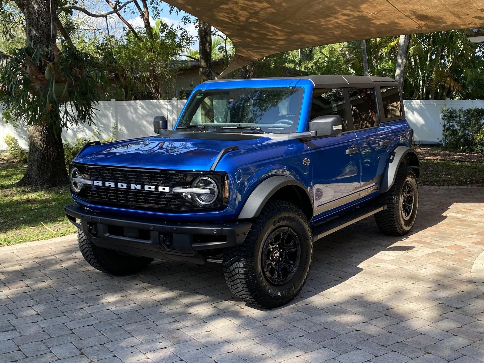 Ford Bronco VELOCITY BLUE Bronco Club 8FhT18R
