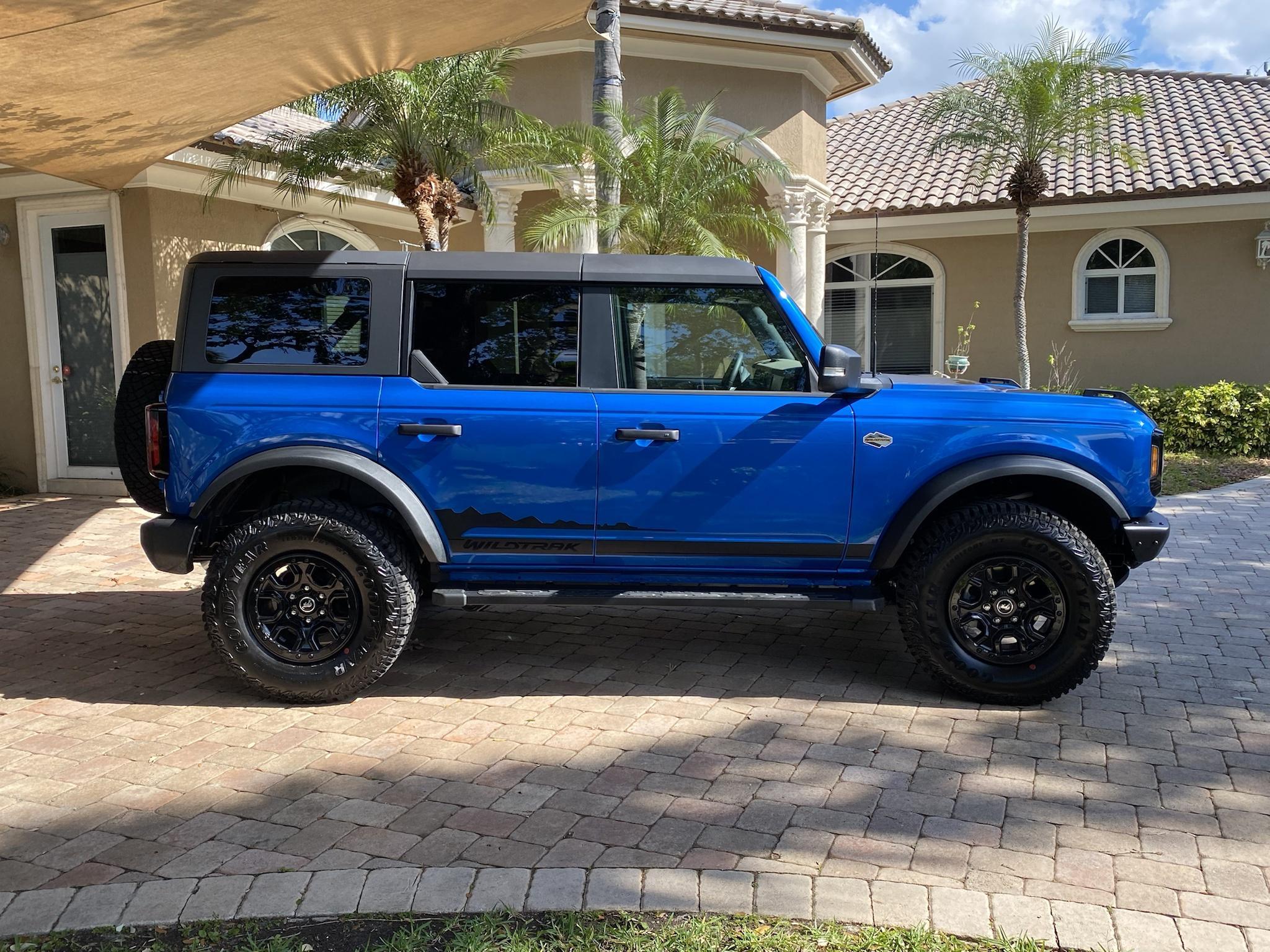 Ford Bronco VELOCITY BLUE Bronco Club VO33lpO