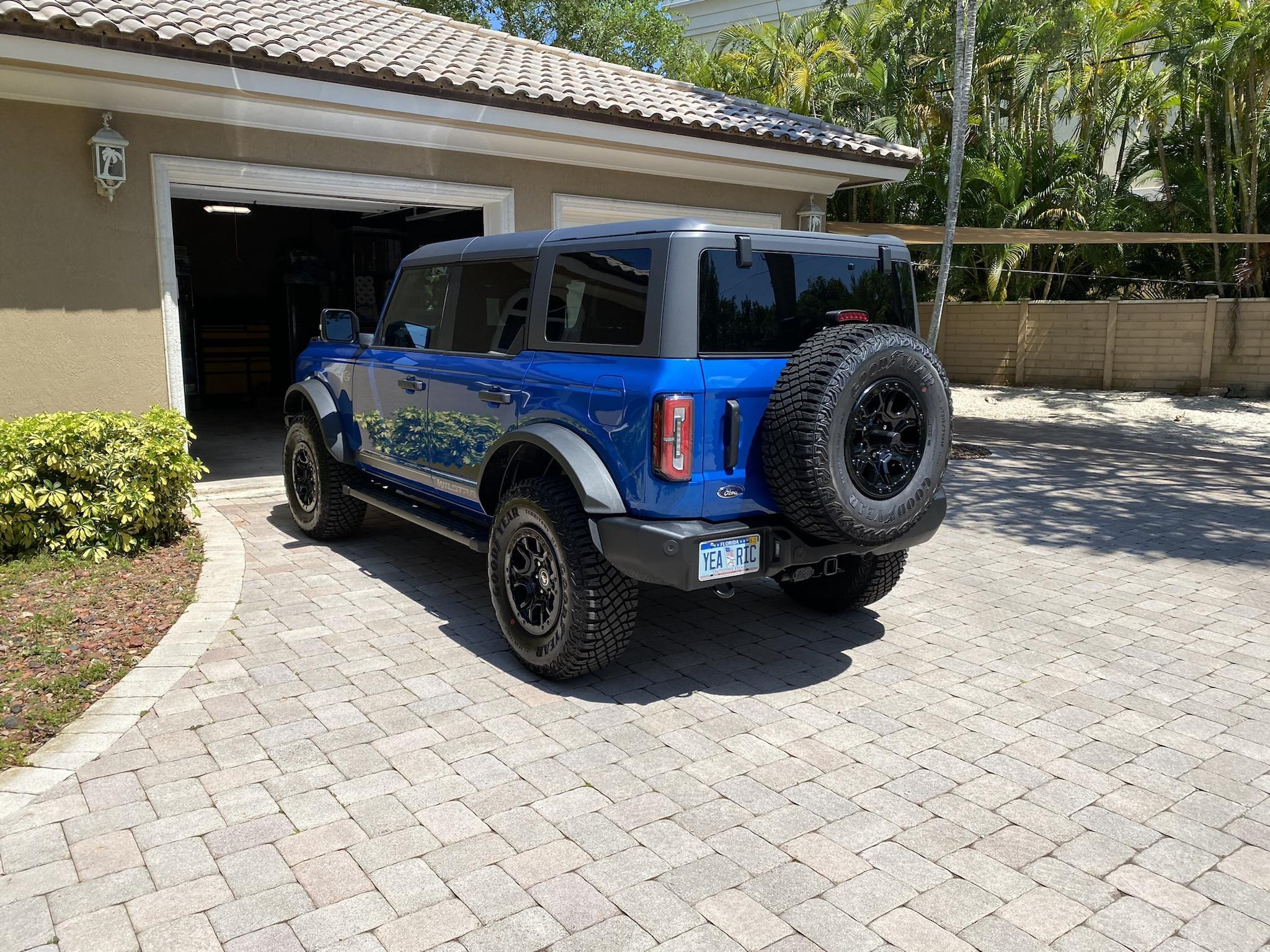 Ford Bronco VELOCITY BLUE Bronco Club V7JHKU