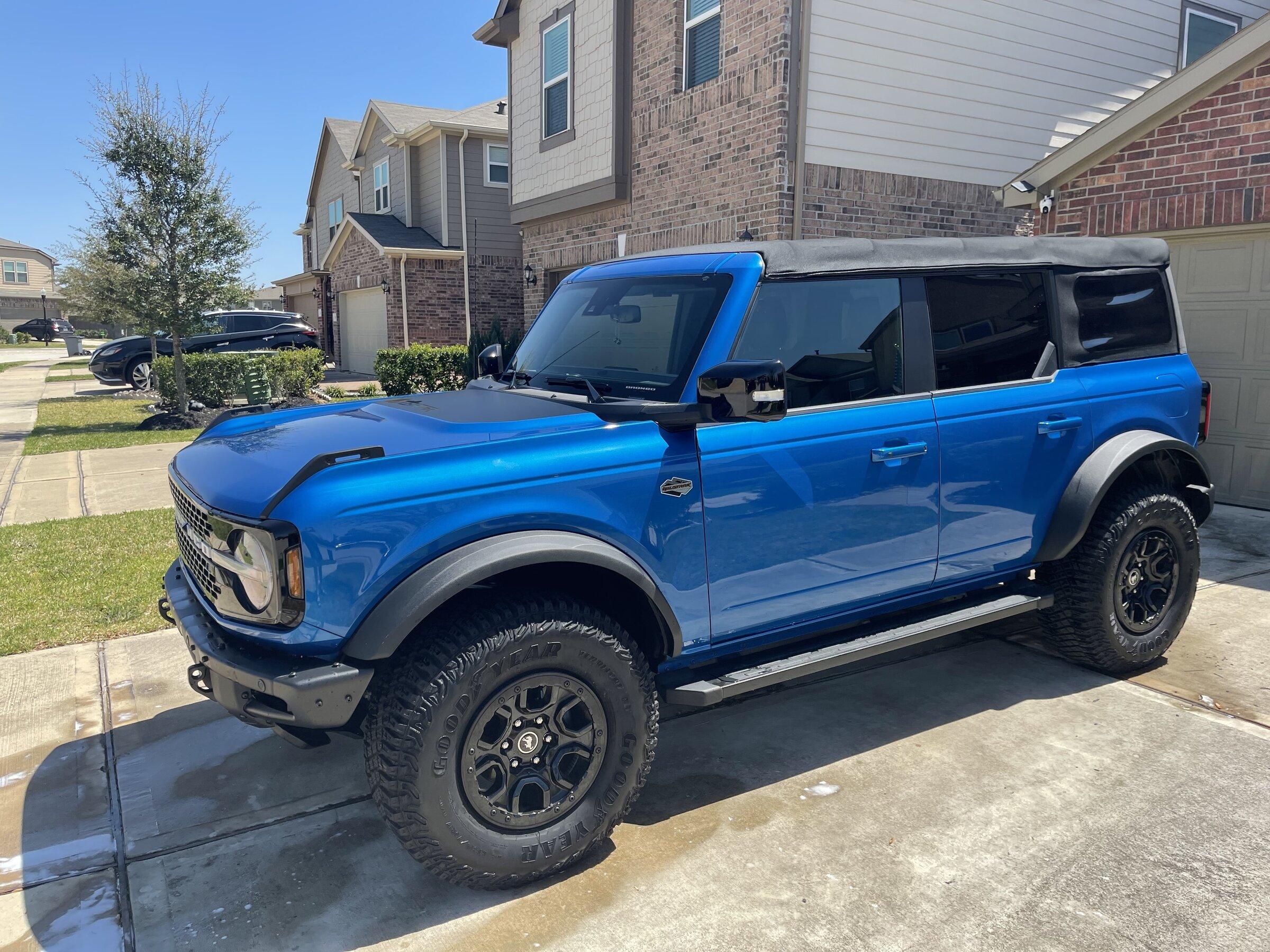 Ford Bronco VELOCITY BLUE Bronco Club EC8F85B3-FFEF-468B-805D-5129DE8D03B0