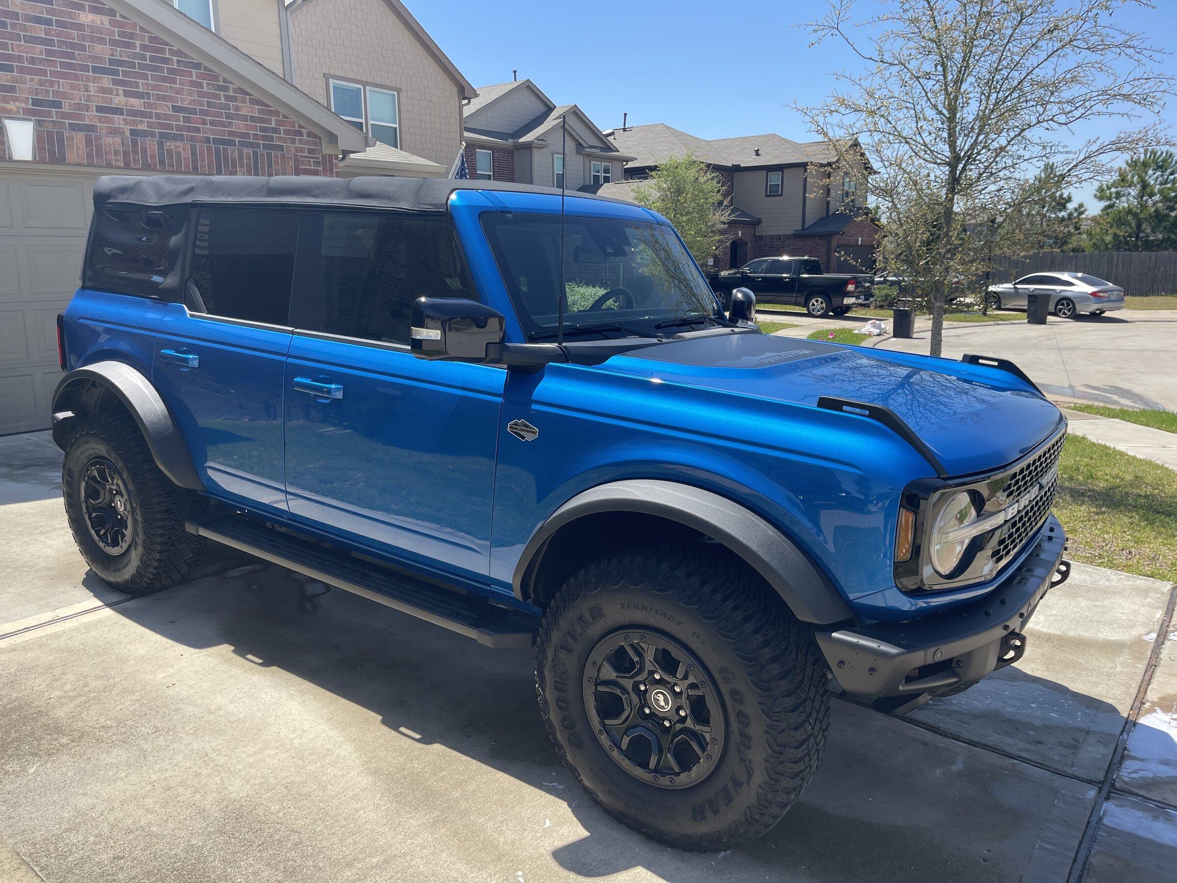 Ford Bronco VELOCITY BLUE Bronco Club B2DC4C16-21A9-411D-B34C-ACF720DBF304