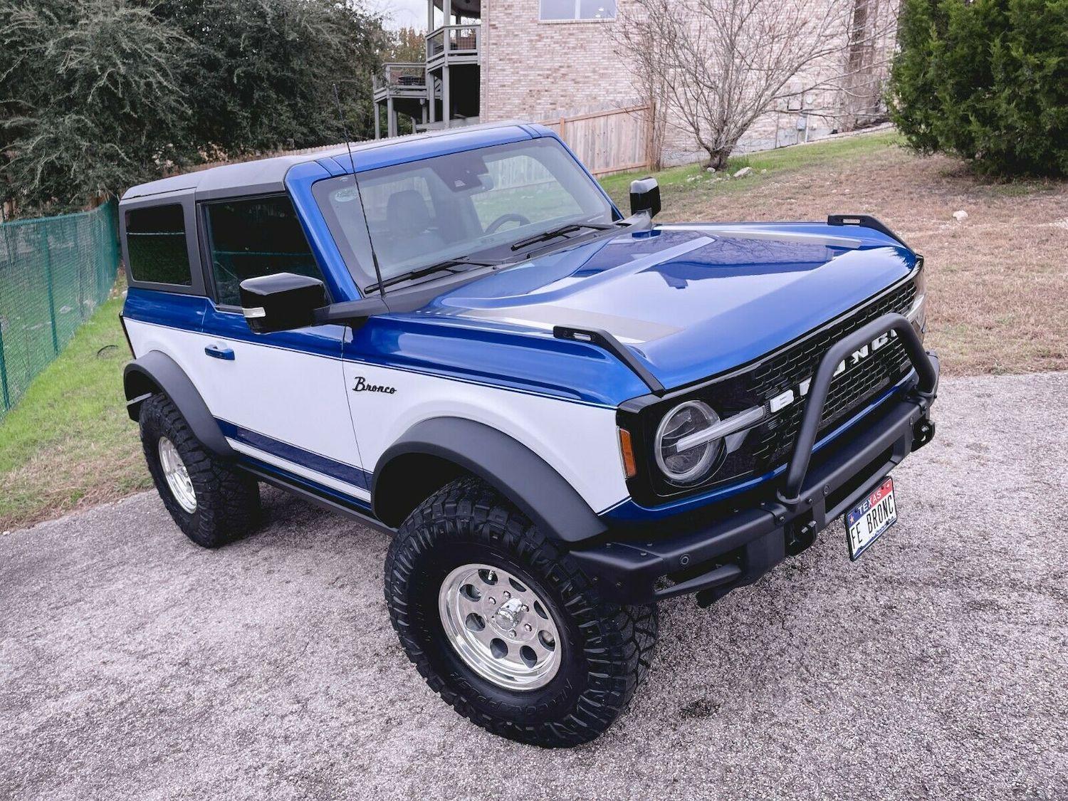2021-Ford-Bronco-First-Edition-Retro-Graphics-Exterior-001-Front-Three-Quarters.jpg