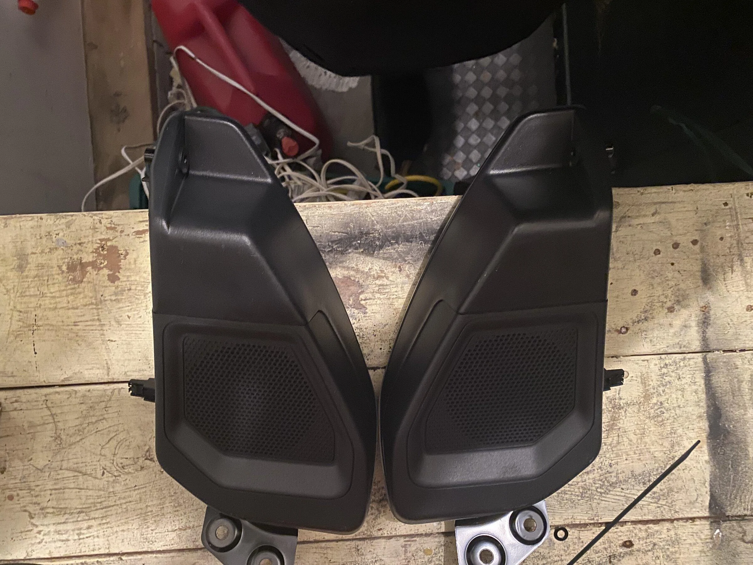 Ford Bronco Rear Speaker Pods 0832C9E8-892D-42C5-974A-BCF1FBE1C5B3