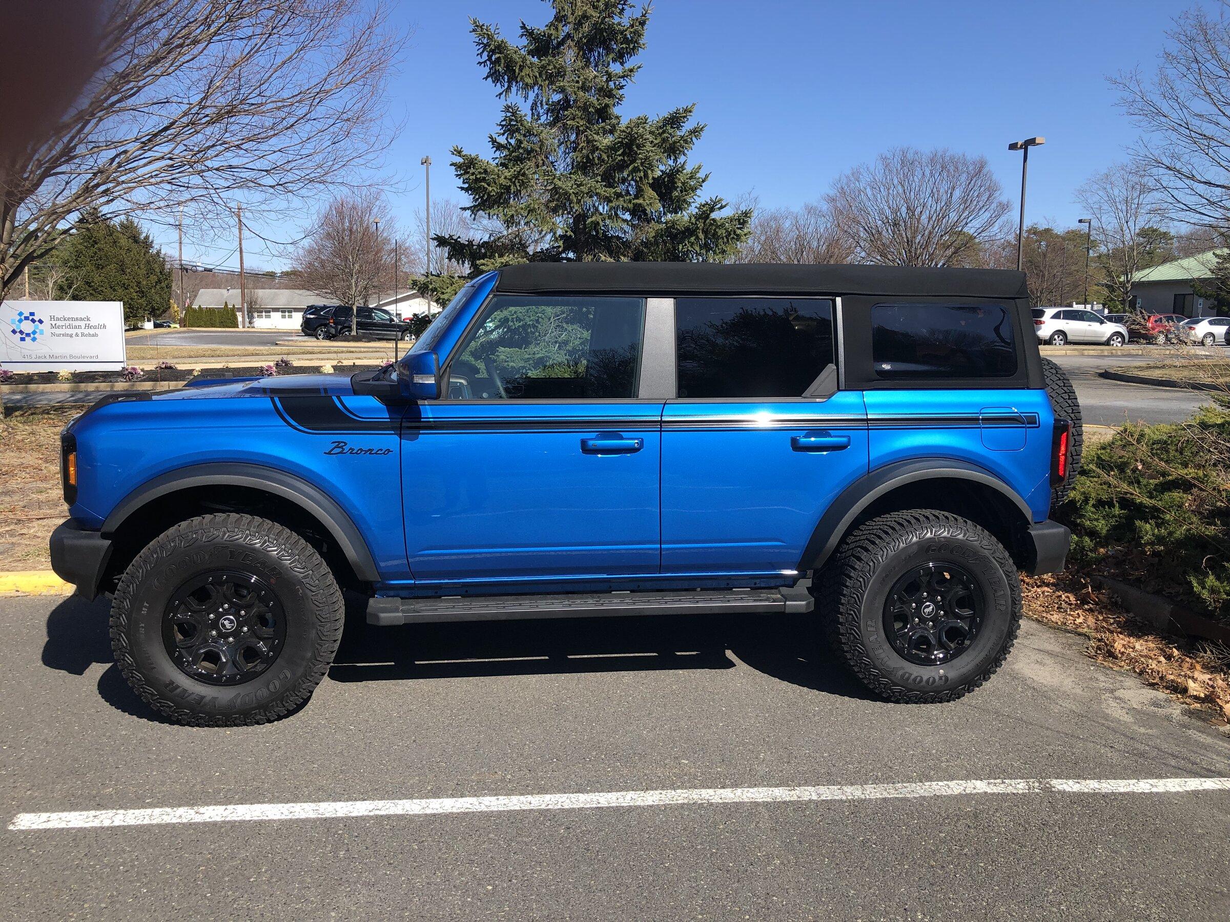 Ford Bronco VELOCITY BLUE Bronco Club AD6228B8-2D83-41FE-BD64-39EAEA5B153B