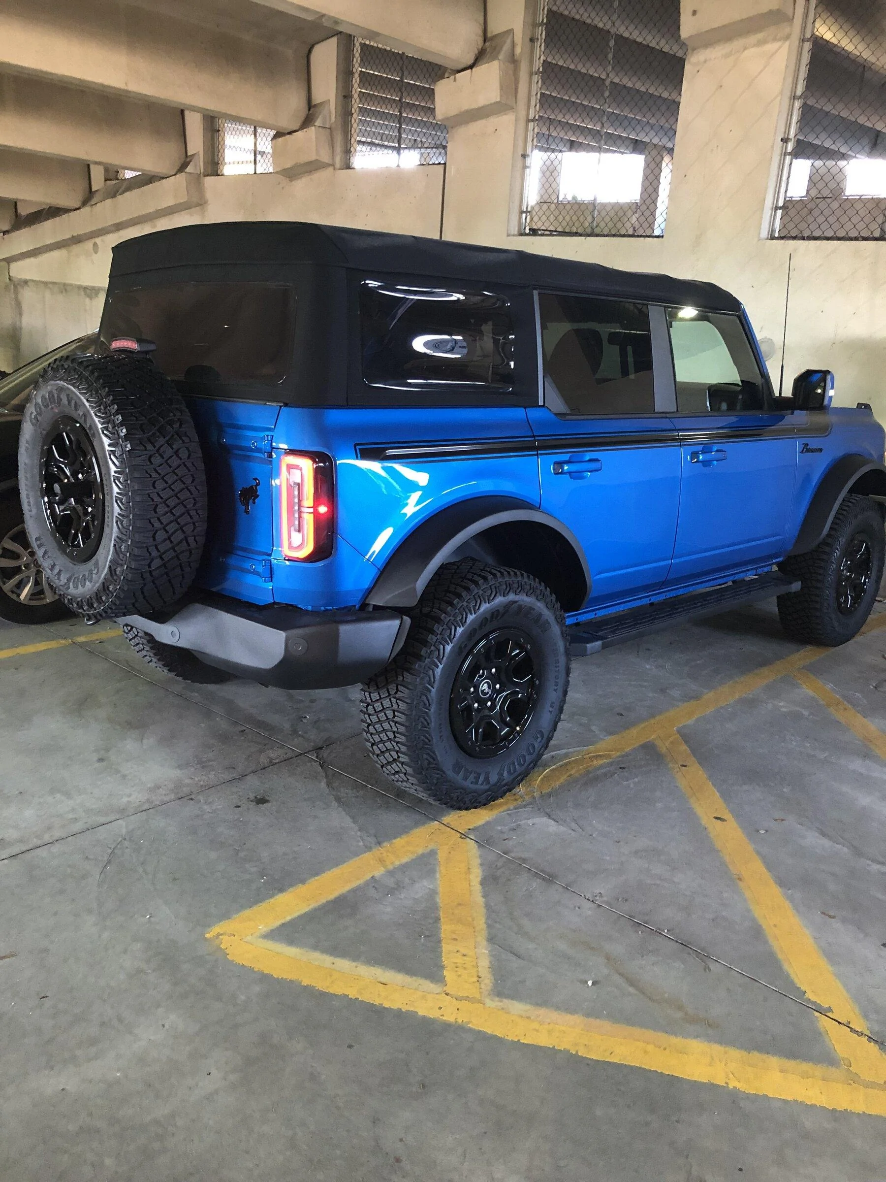 Ford Bronco VELOCITY BLUE Bronco Club 897BFC02-8392-4157-9978-2C3C6238C78E