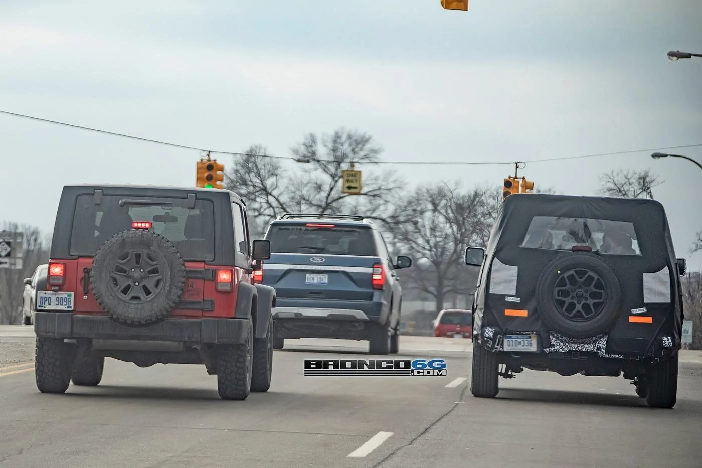 Ford Bronco Spotted: 2021 Bronco VS Jeep Wrangler In The Wild! 2021-Bronco-JK-Jeep-Wrangler-Comparison-Spy-Pics-3