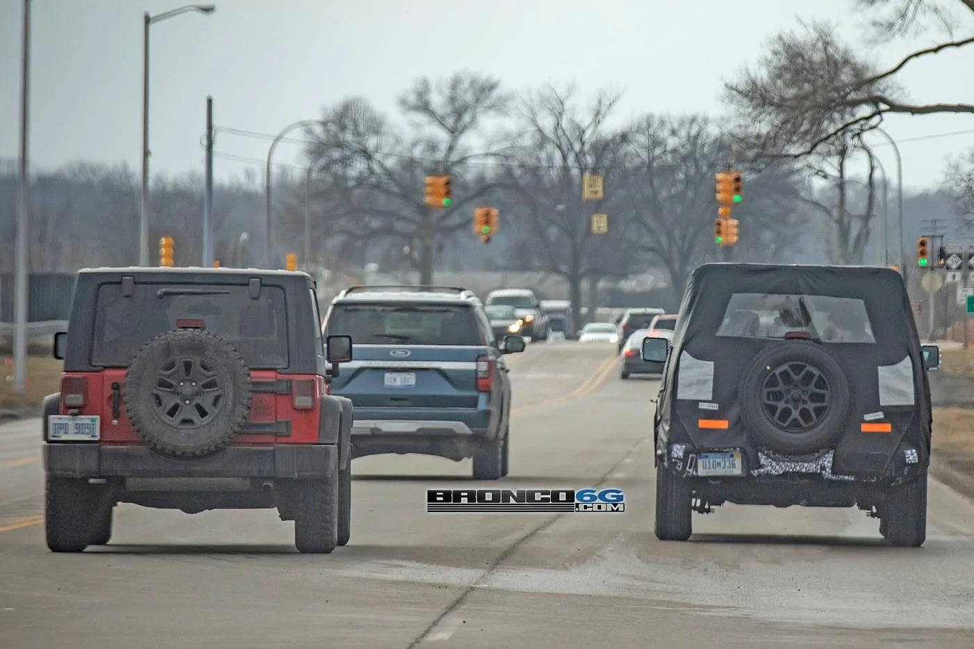 Ford Bronco Spotted: 2021 Bronco VS Jeep Wrangler In The Wild! 2021-Bronco-JK-Jeep-Wrangler-Comparison-Spy-Pics-4