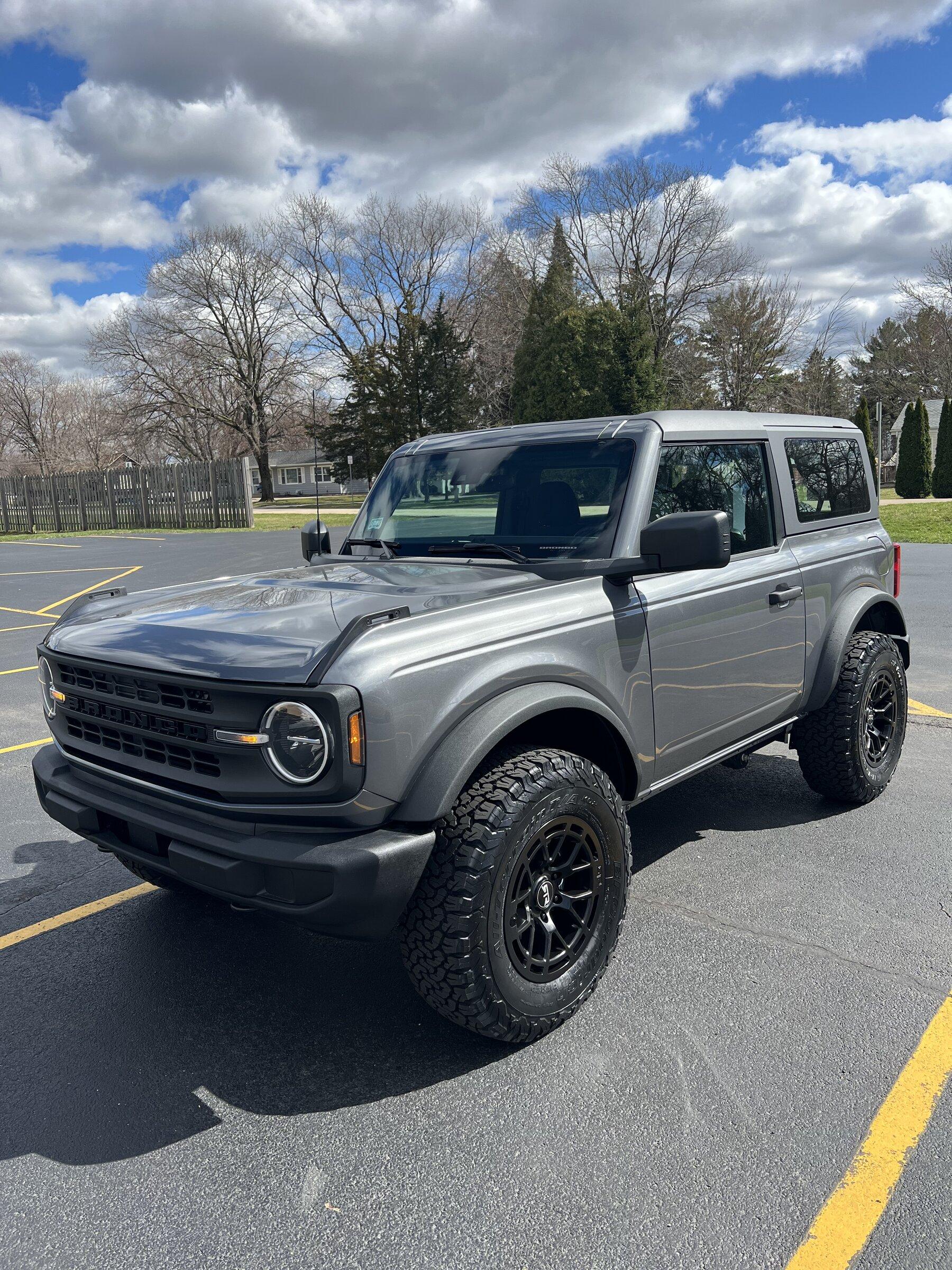 Ford Bronco CARBONIZED GRAY Bronco Club 62AC7095-6E83-47B9-9D6C-62B793CDB14E