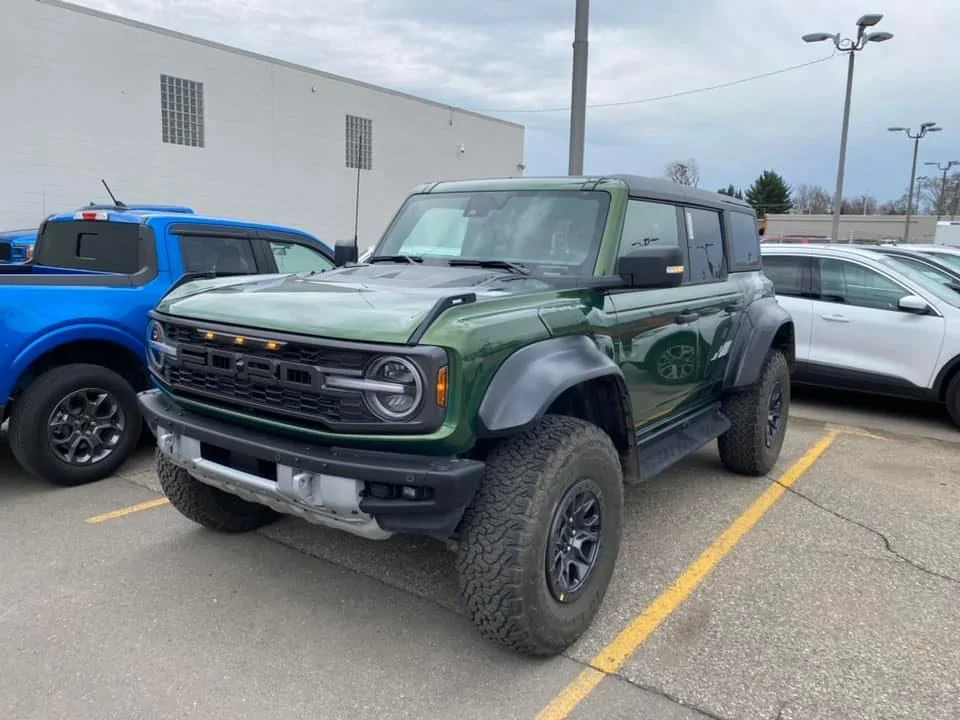 Ford Bronco Closeups of Eruption Green Bronco Raptor [updated w/ interior, suspension, engine underhood pics]) ronco-raptor-eruption-green-interior-engine-17-jpg